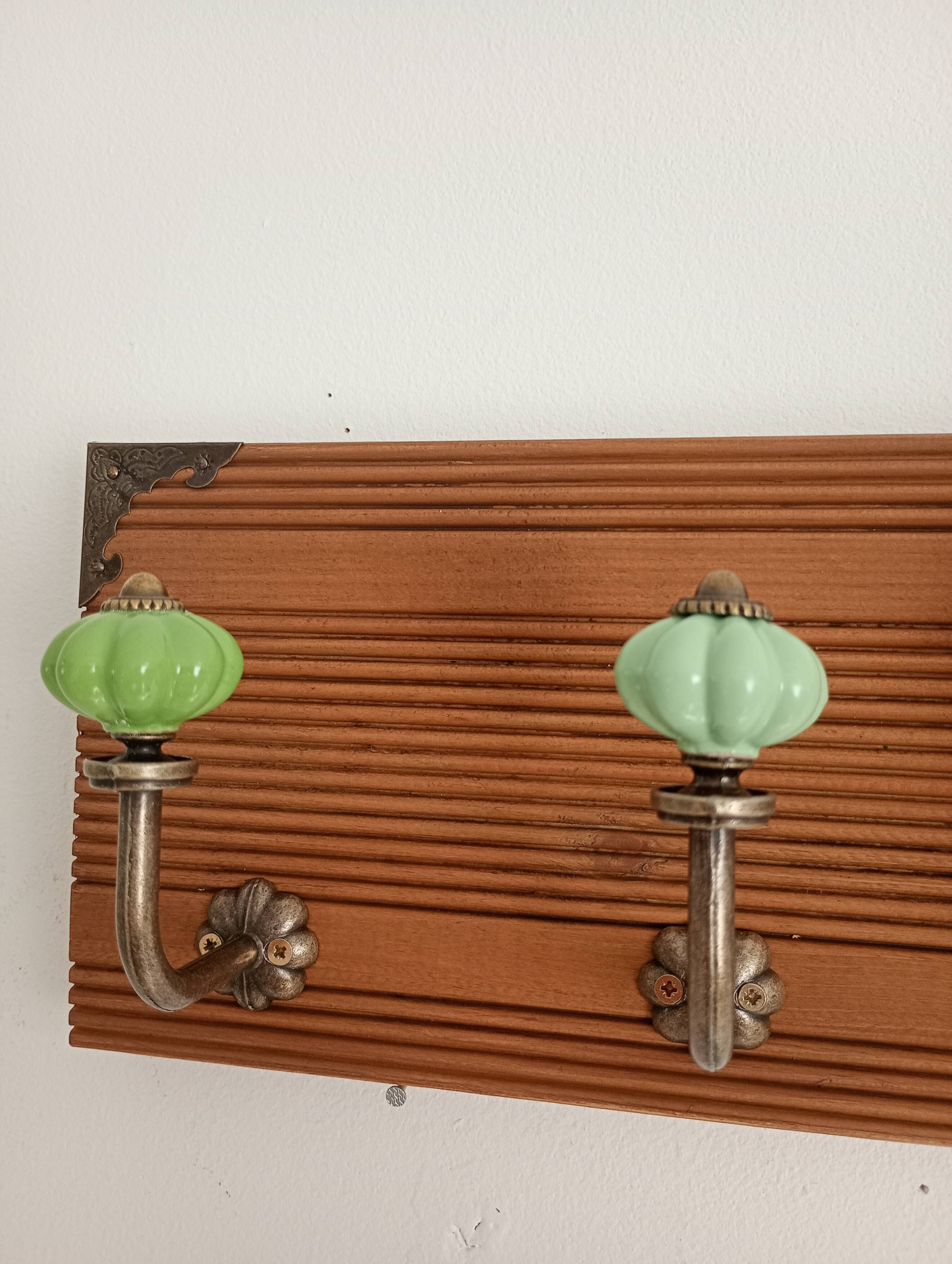 Wall-mounted coat rack in wood – 40 cm – 4 hooks in metal and green ceramic