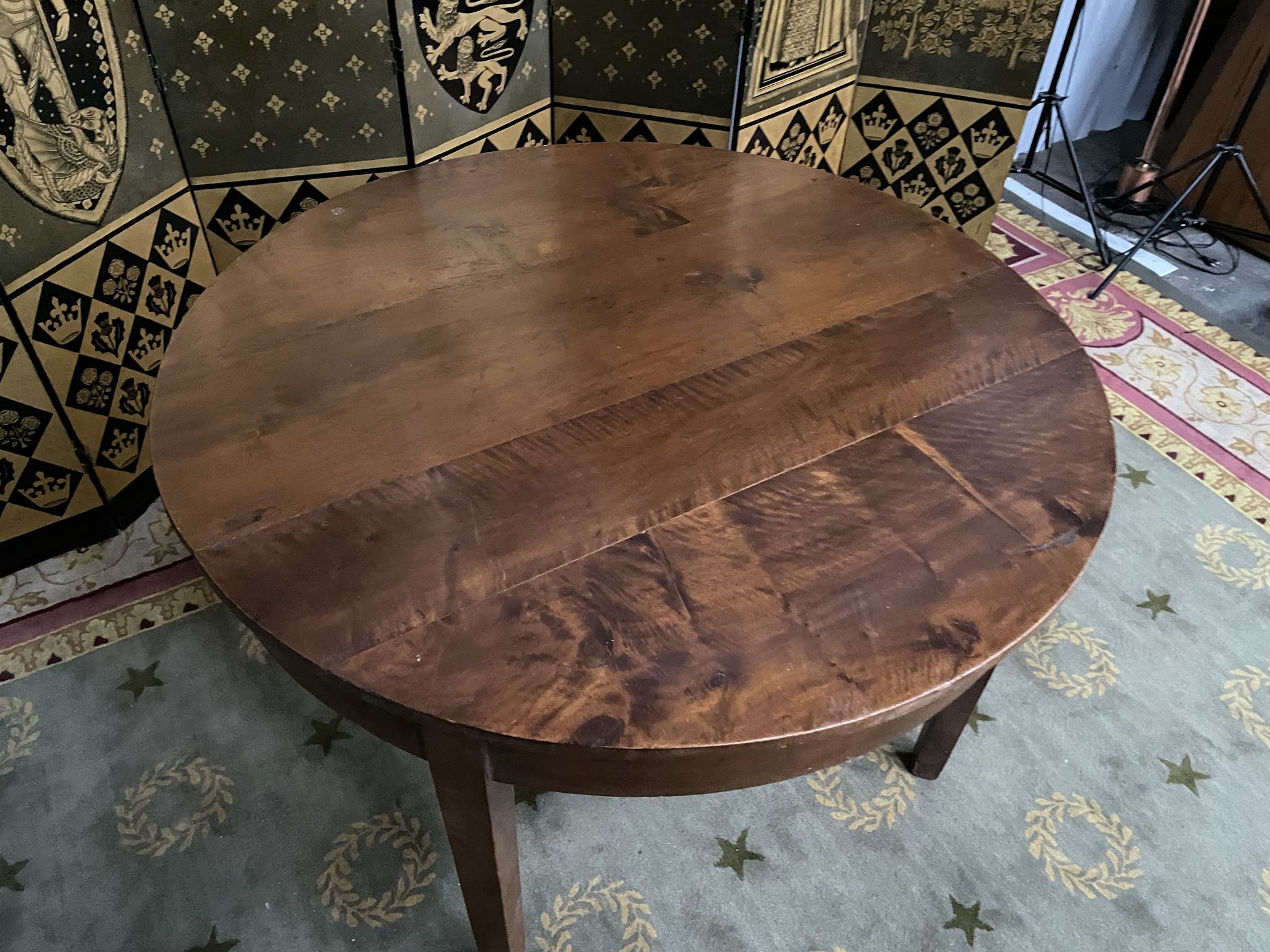 Table de ferme ronde en noyer à ceinture