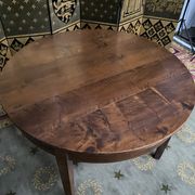 Table de ferme ronde en noyer à ceinture