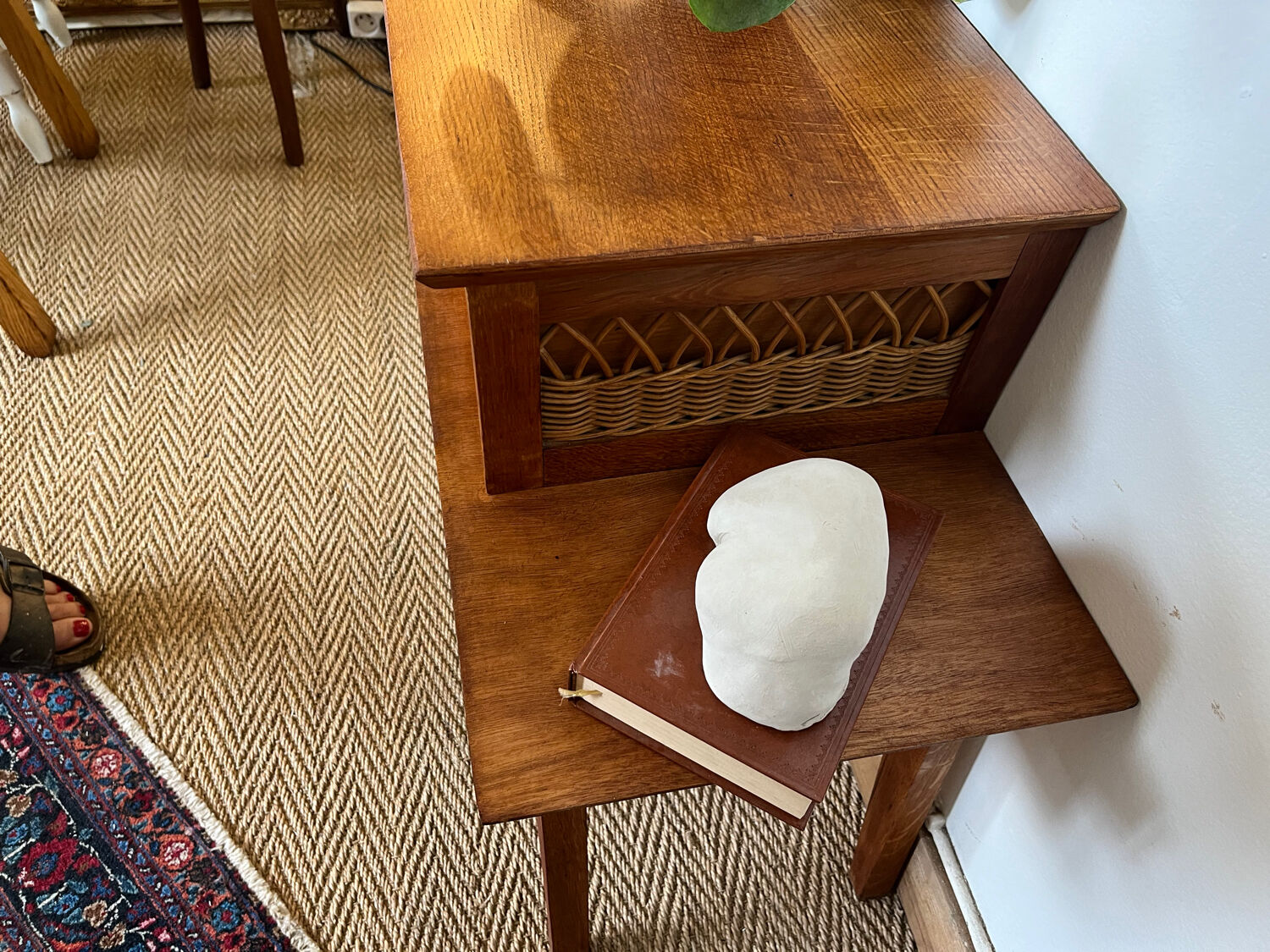 Table d’appoint table de chevet vintage bois pieds compas et rotin