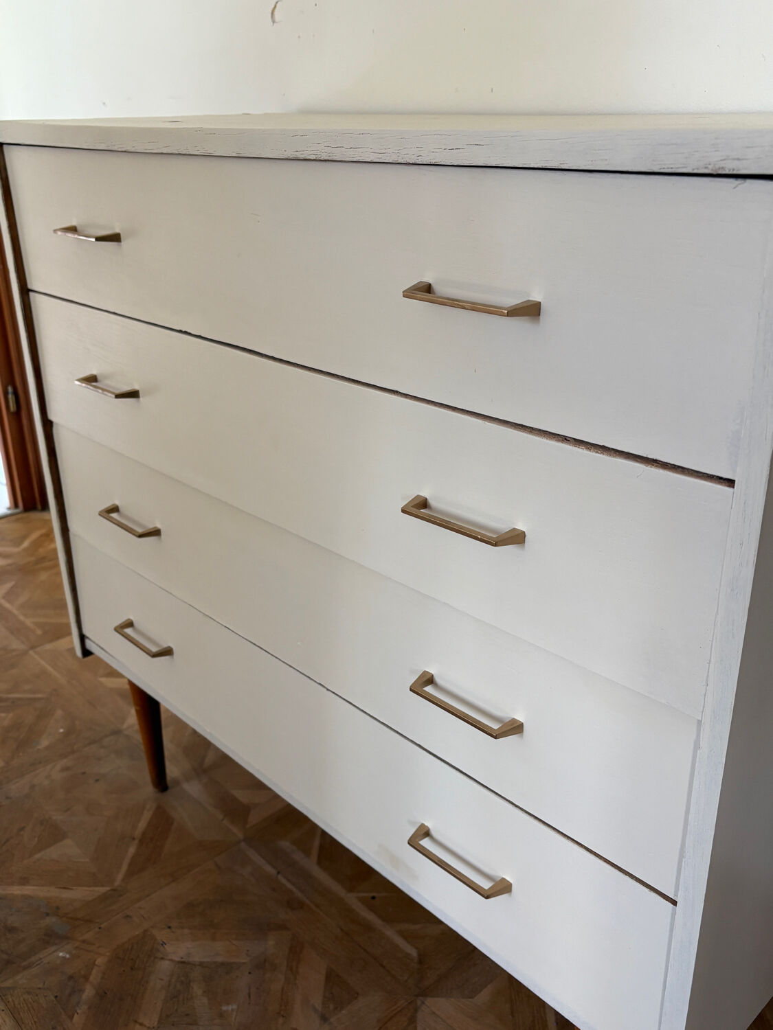 Linen chest of drawers with tapered legs