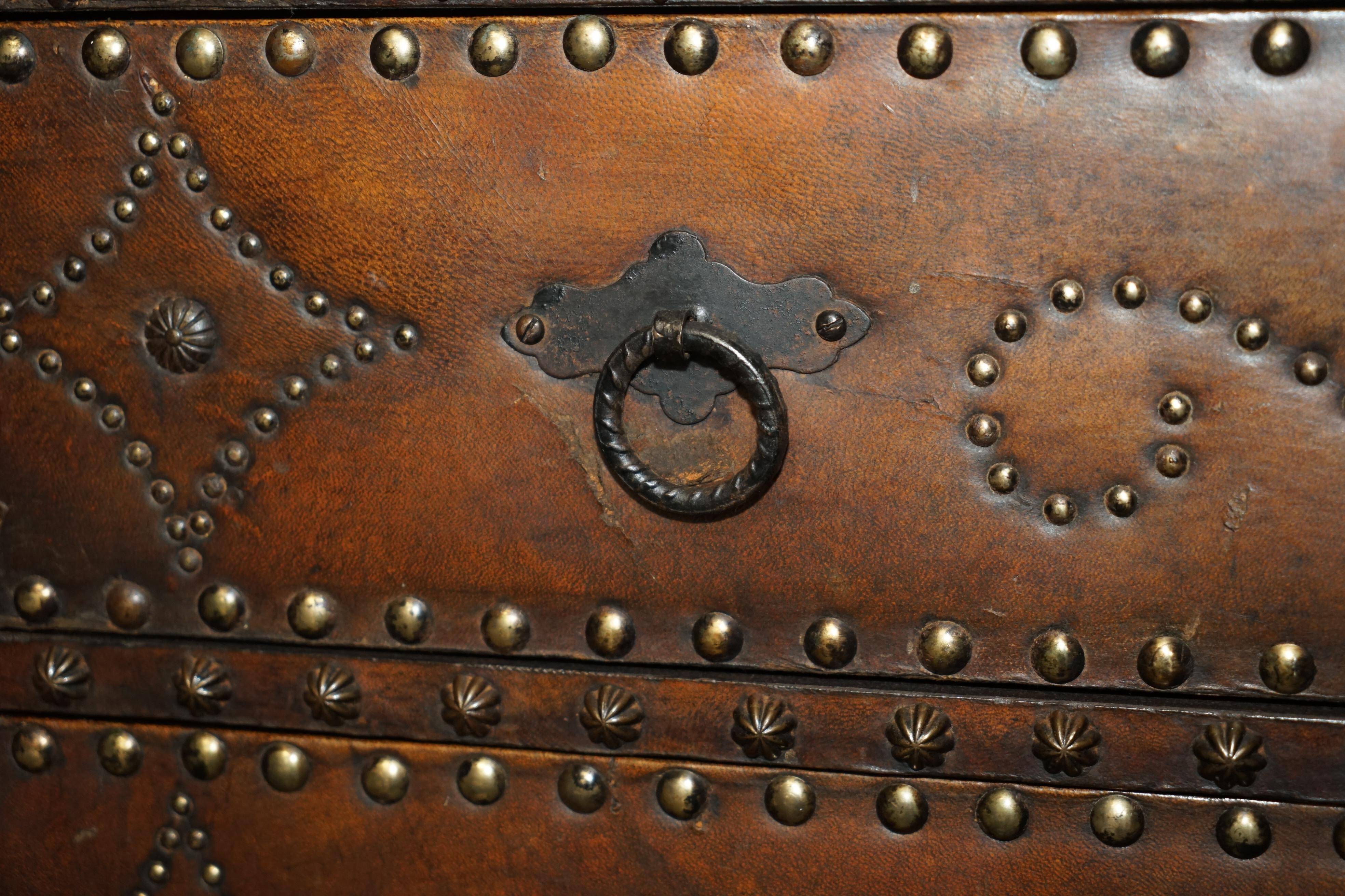 Commode Antique Espagnole en Chêne avec Dessus Bombé en Cuir et Armoiries Royales