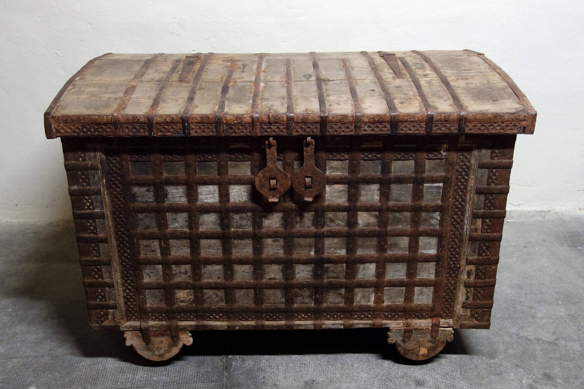 Antique coffre de mariage bois et fer, Inde, XIXème