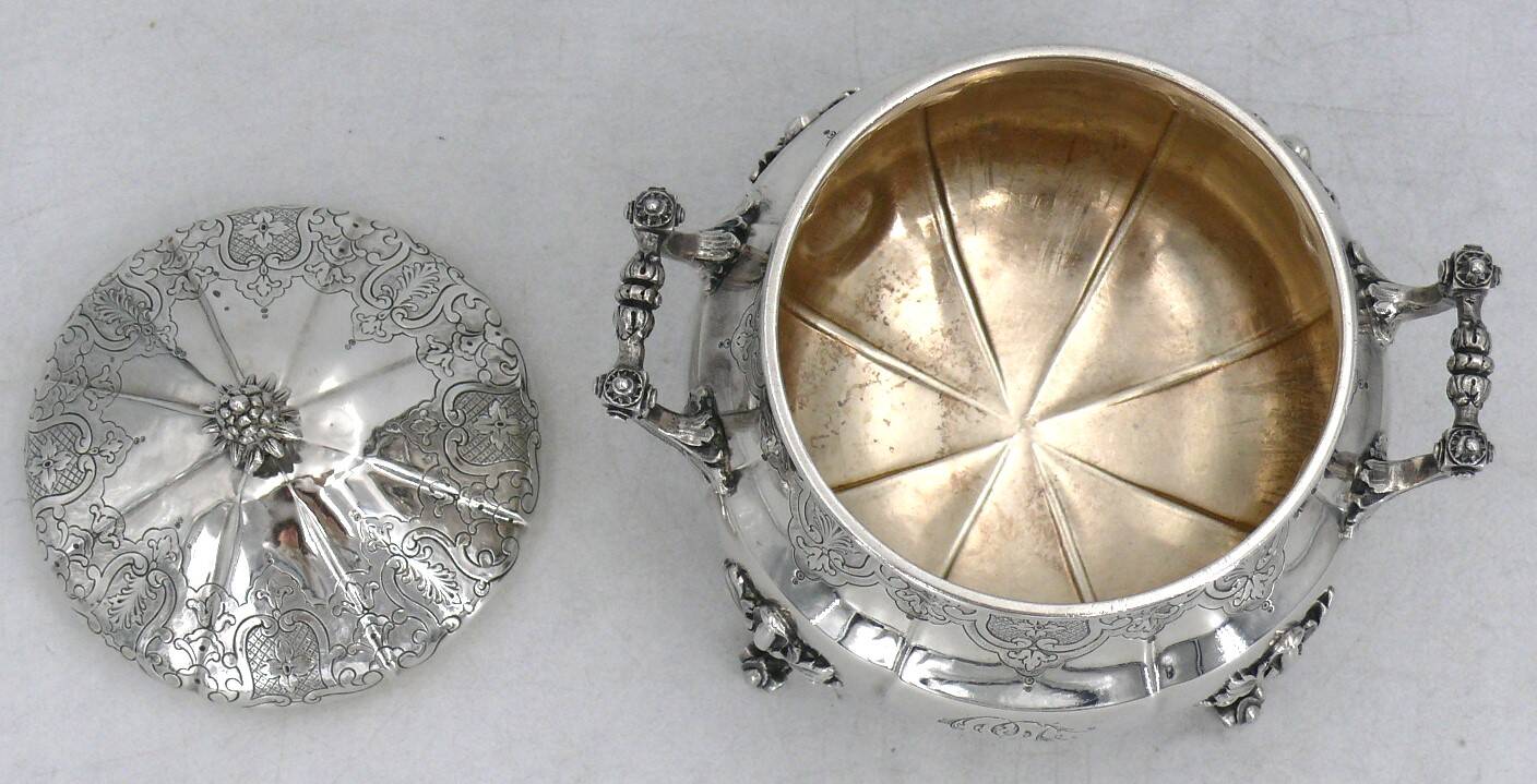 Edmond Tétard, beau sucrier en argent massif Minerve de style Régence.