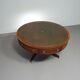 Table basse / table tambour victorienne « Heldense » en acajou avec plateau en cuir sur roulettes en laiton. Années 1980