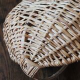 Light wicker oval basket with vintage round handle