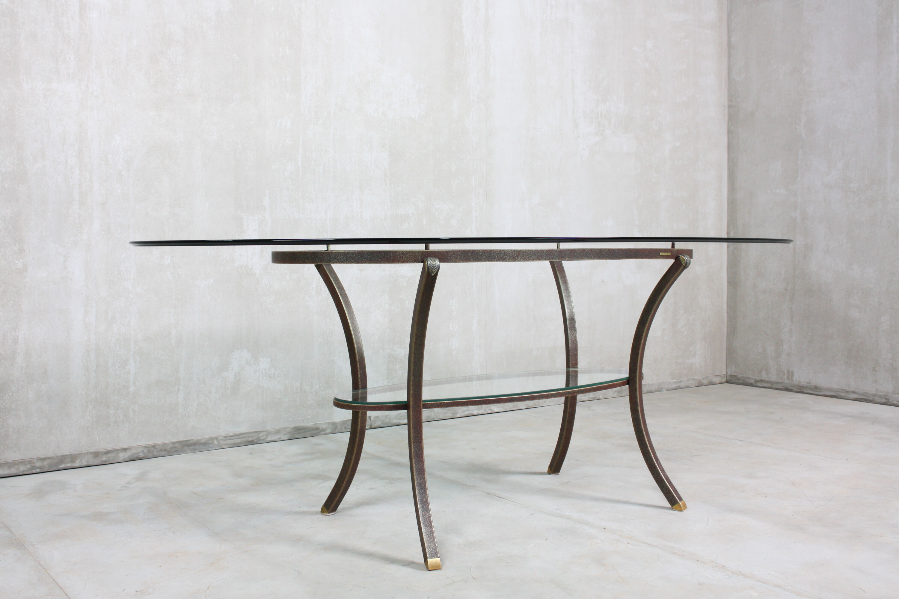 Table ovale de Pierre Vandel, années 1970