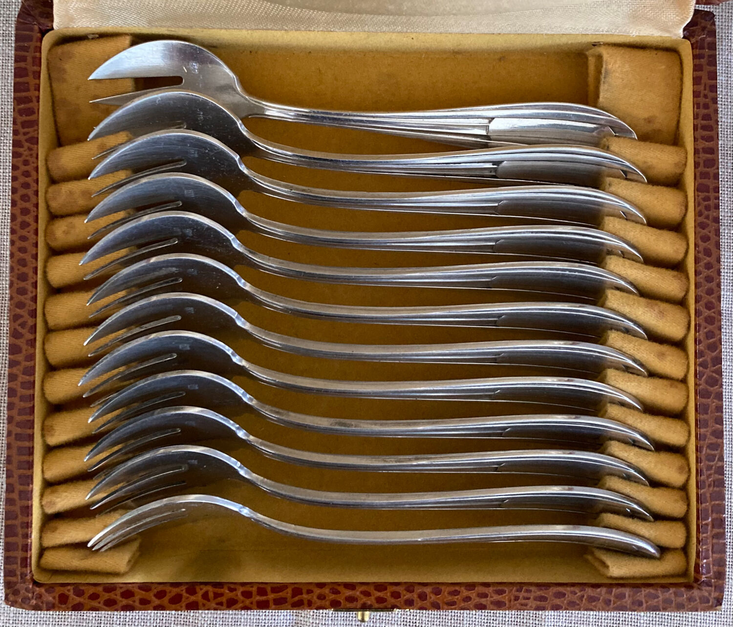 Art Deco oyster forks in punched silver metal, leatherette box