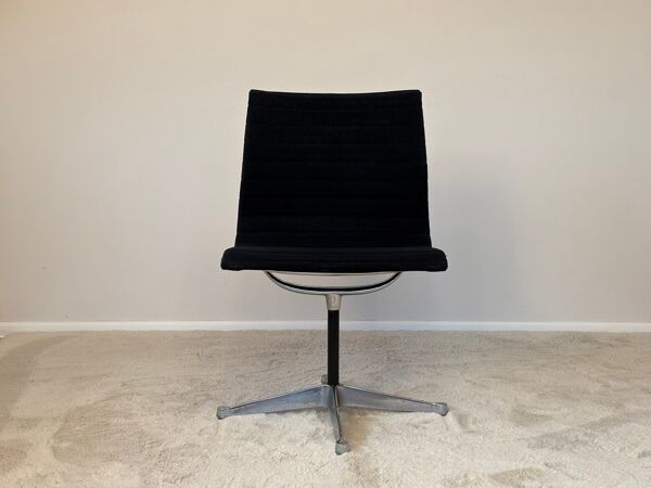 Chaise pivotante en aluminium modèle EA 105 par Eames pour Herman Miller, années 1970.