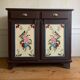 Cabinet fermier peint avec des motifs floraux
