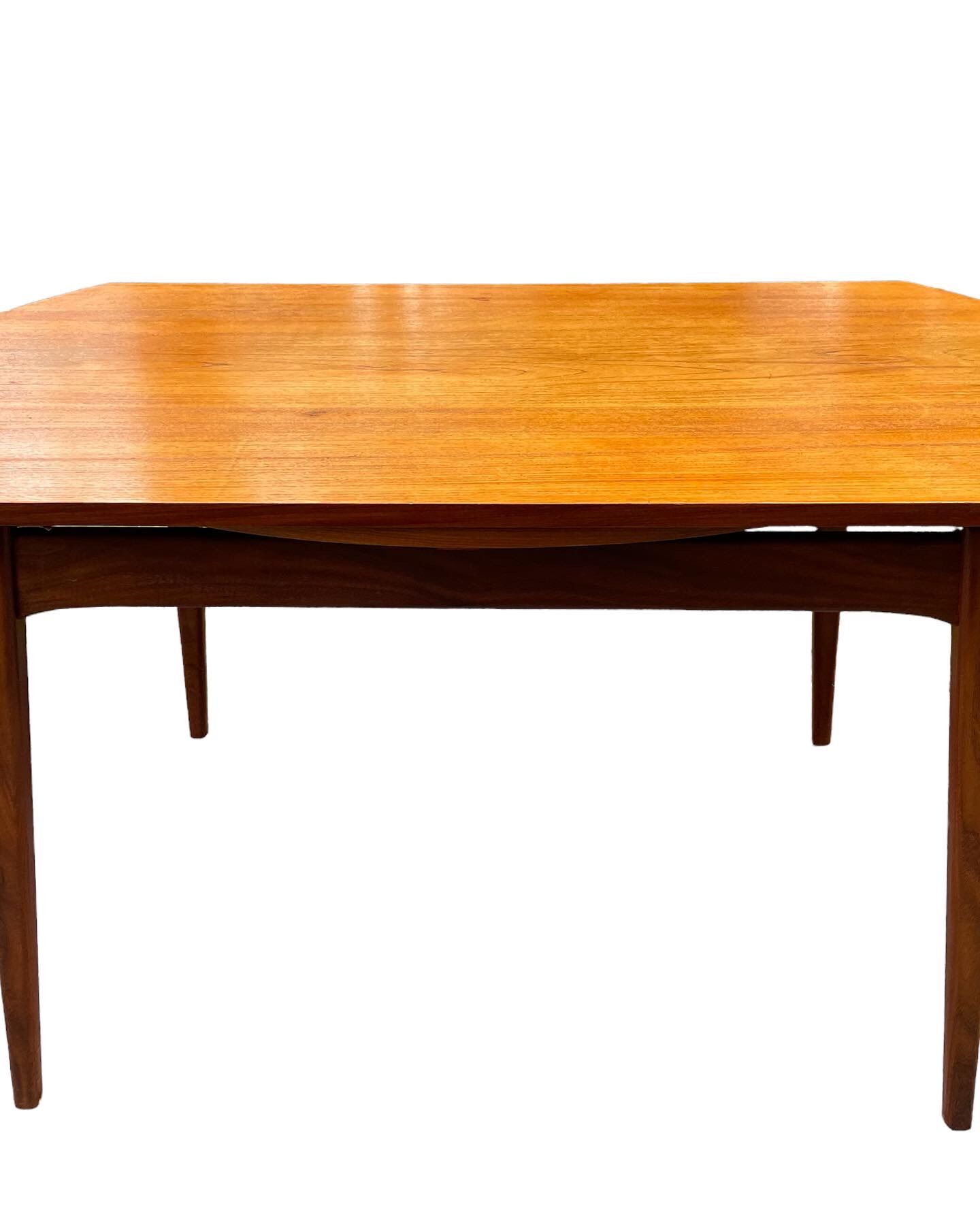 Wébe dining table