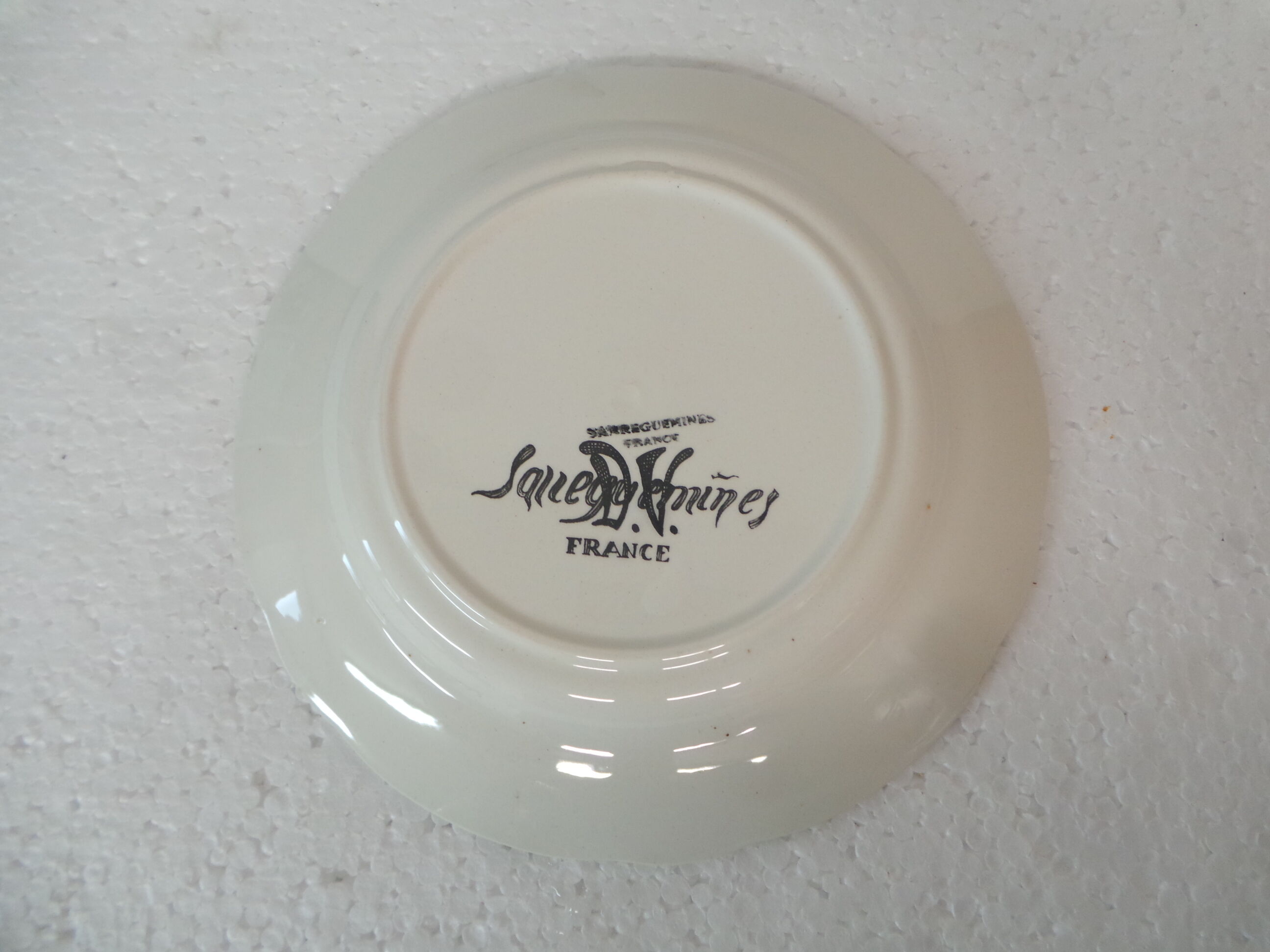 Decorative plate saying sarreguemines