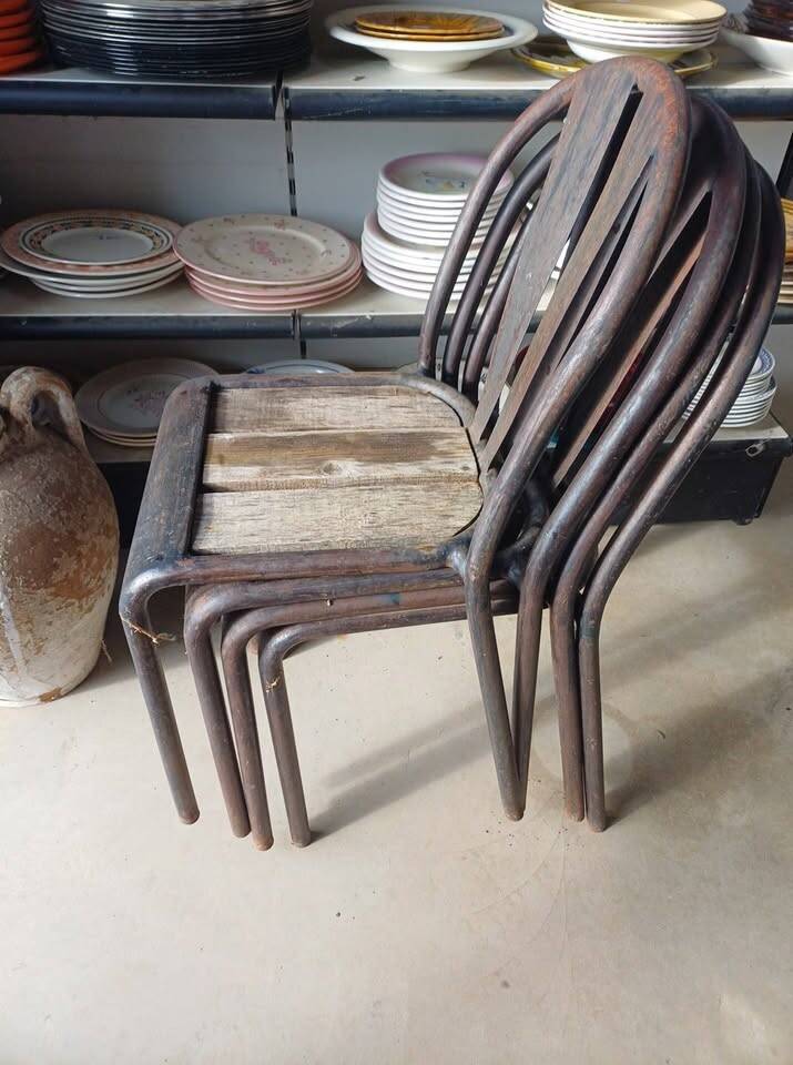 Lot de chaises bistrot vintages empilables