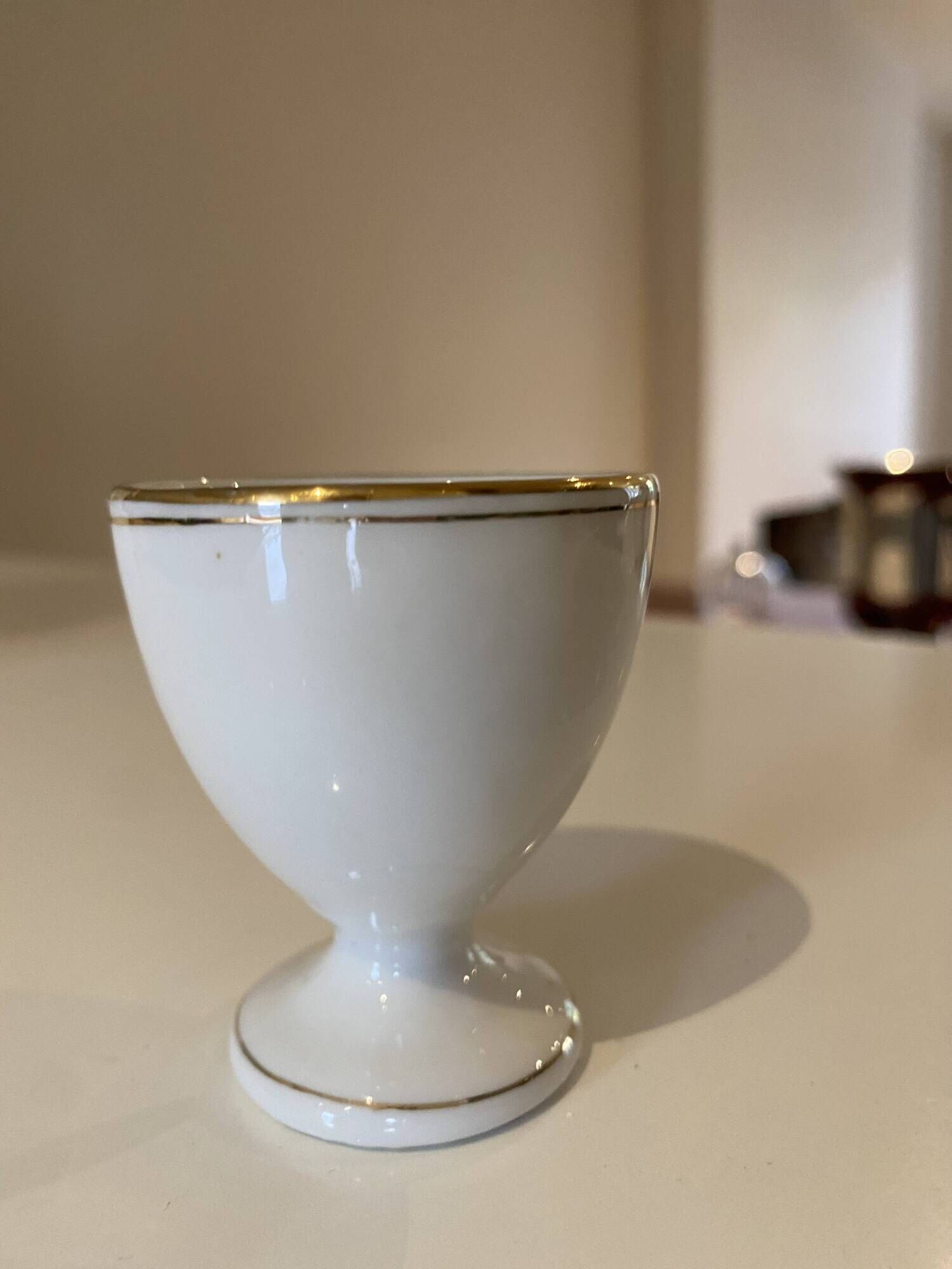 Set of 4 vintage egg cups in white porcelain with a gold rim.