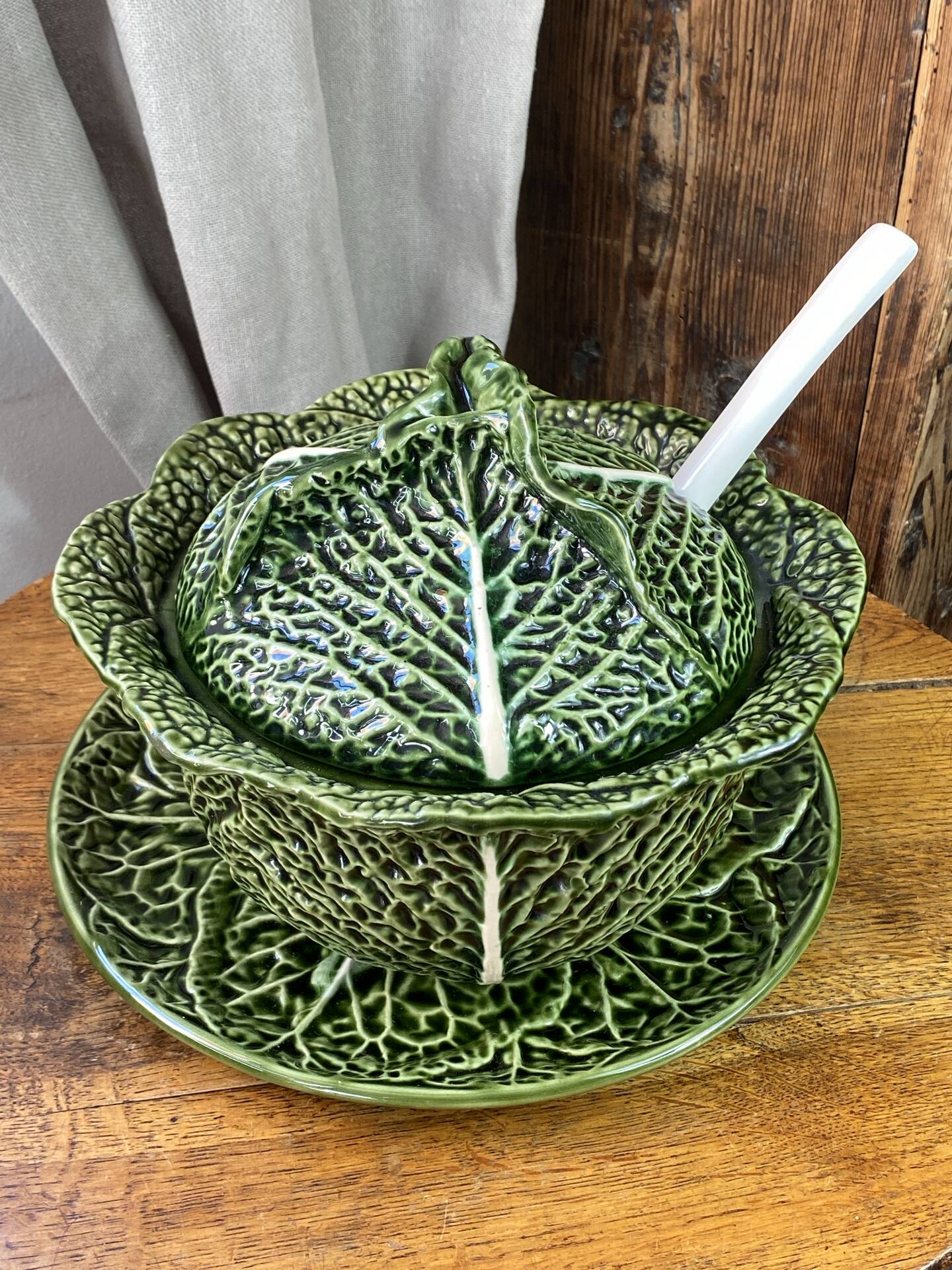 Grande soupière en barbotine feuille de chou 