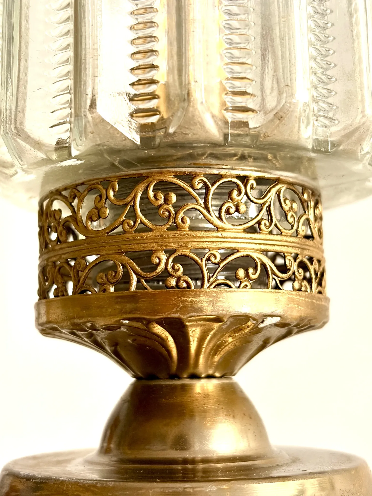 Lampe en bronze et cristal taillé de style victorien