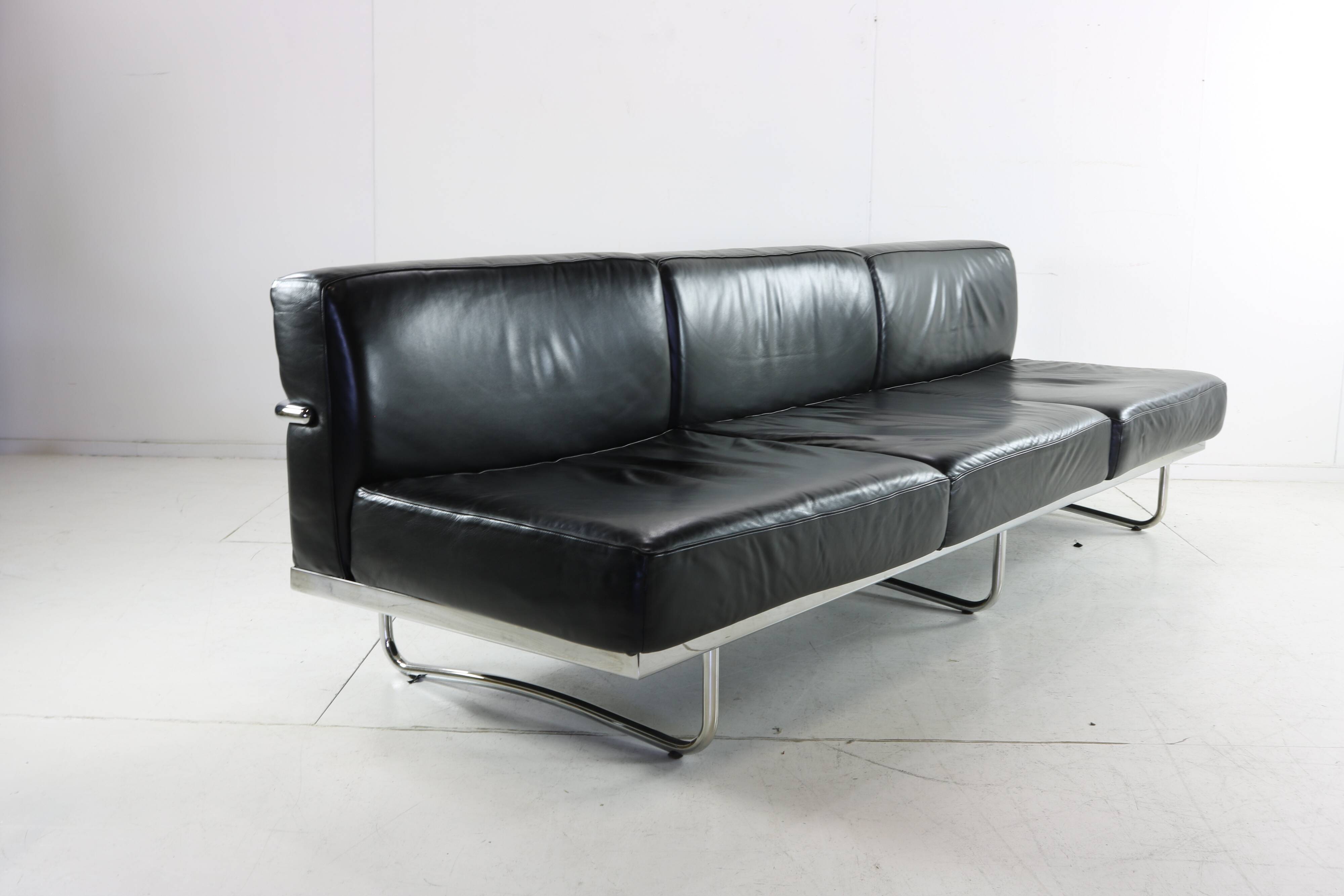 Beautiful designed black leather LC5 three seater sofa by Cassina