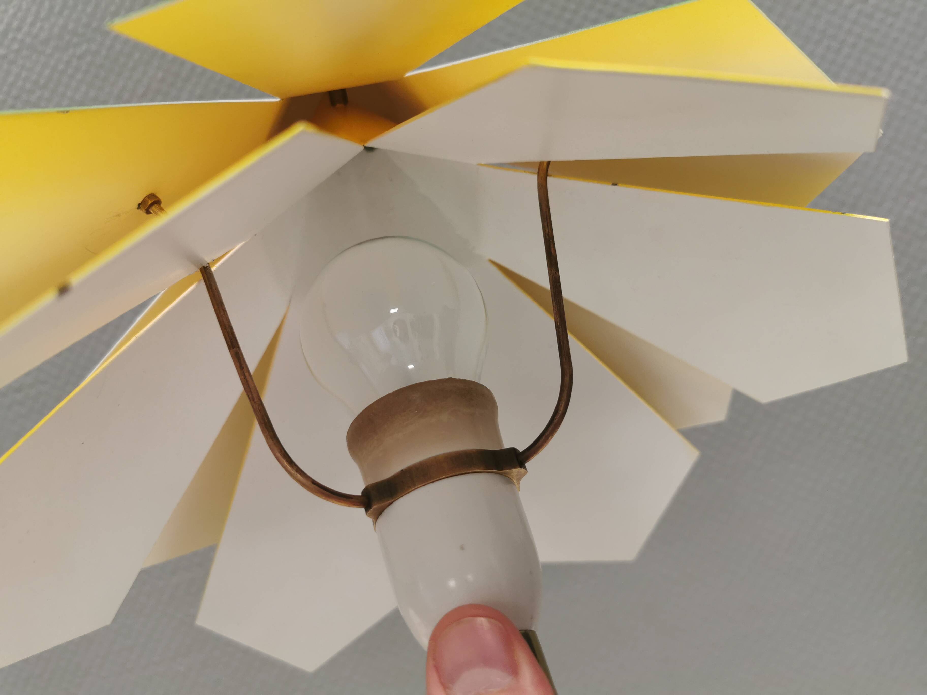 Lampe de table en laiton et métal, fabriquée à partir de pièces de design recyclées.