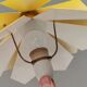 Lampe de table en laiton et métal, fabriquée à partir de pièces de design recyclées.
