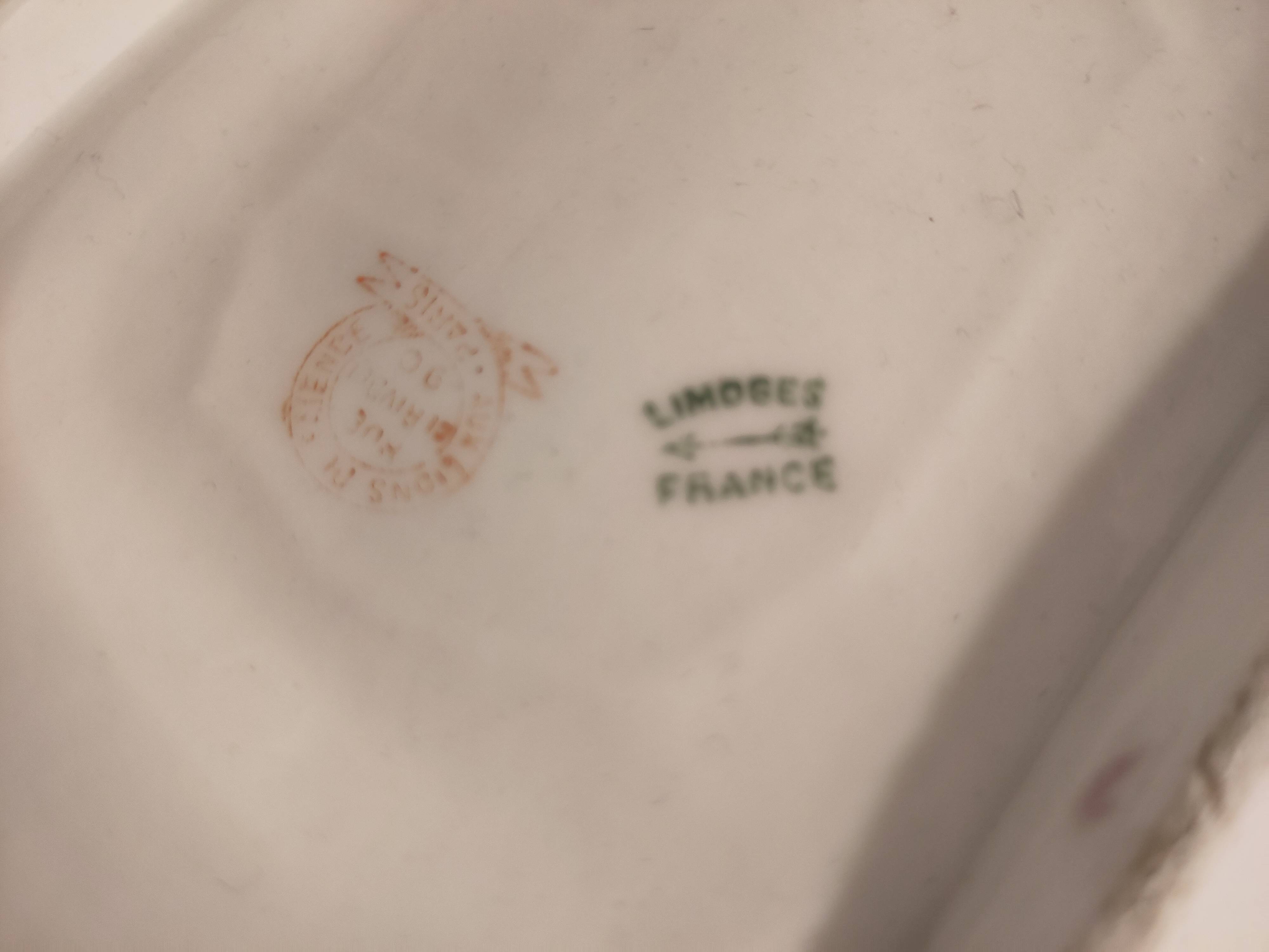 Sauceboat with sealed saucer