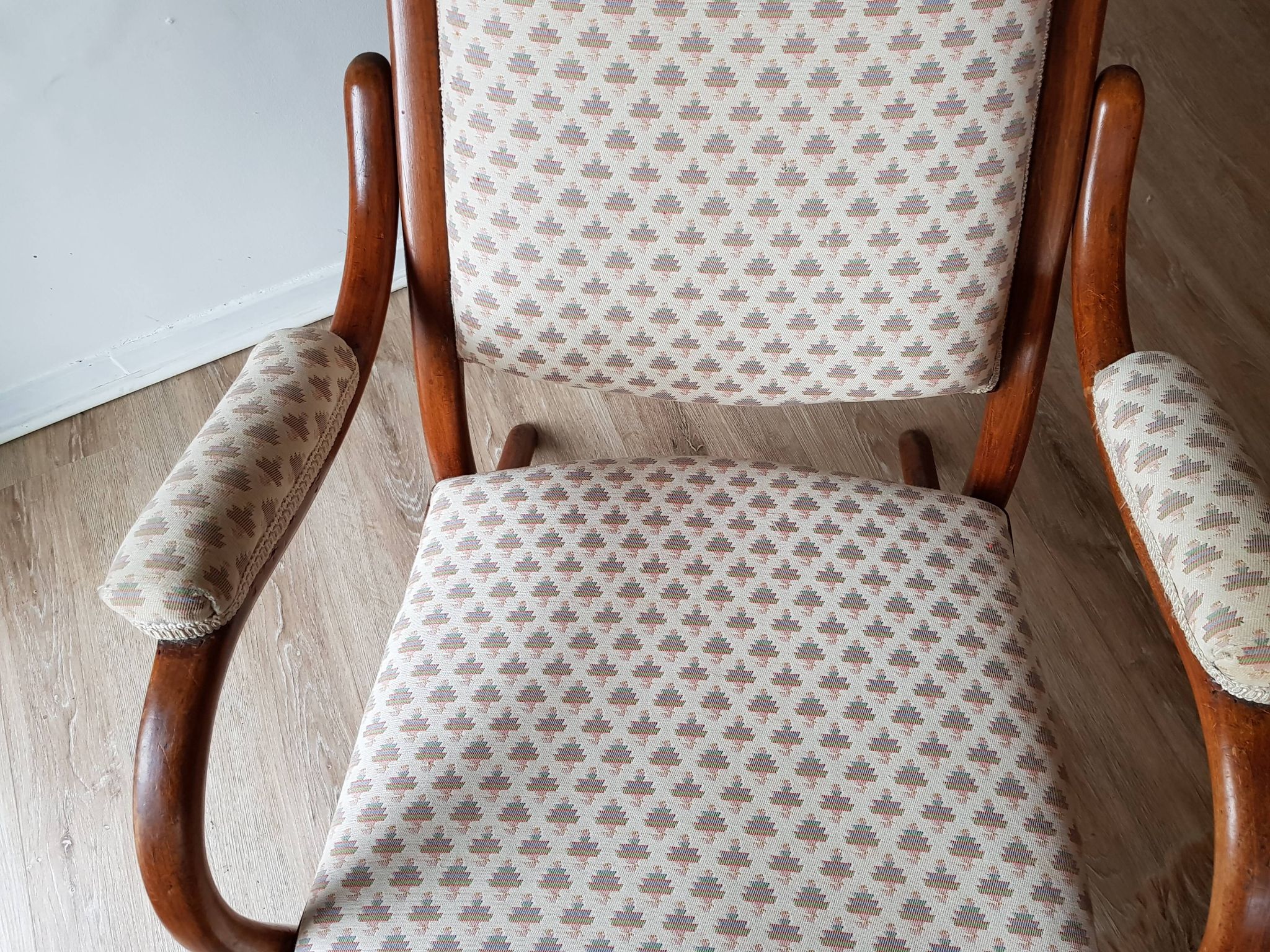Curved wooden chair at the beginning of THE 20th century