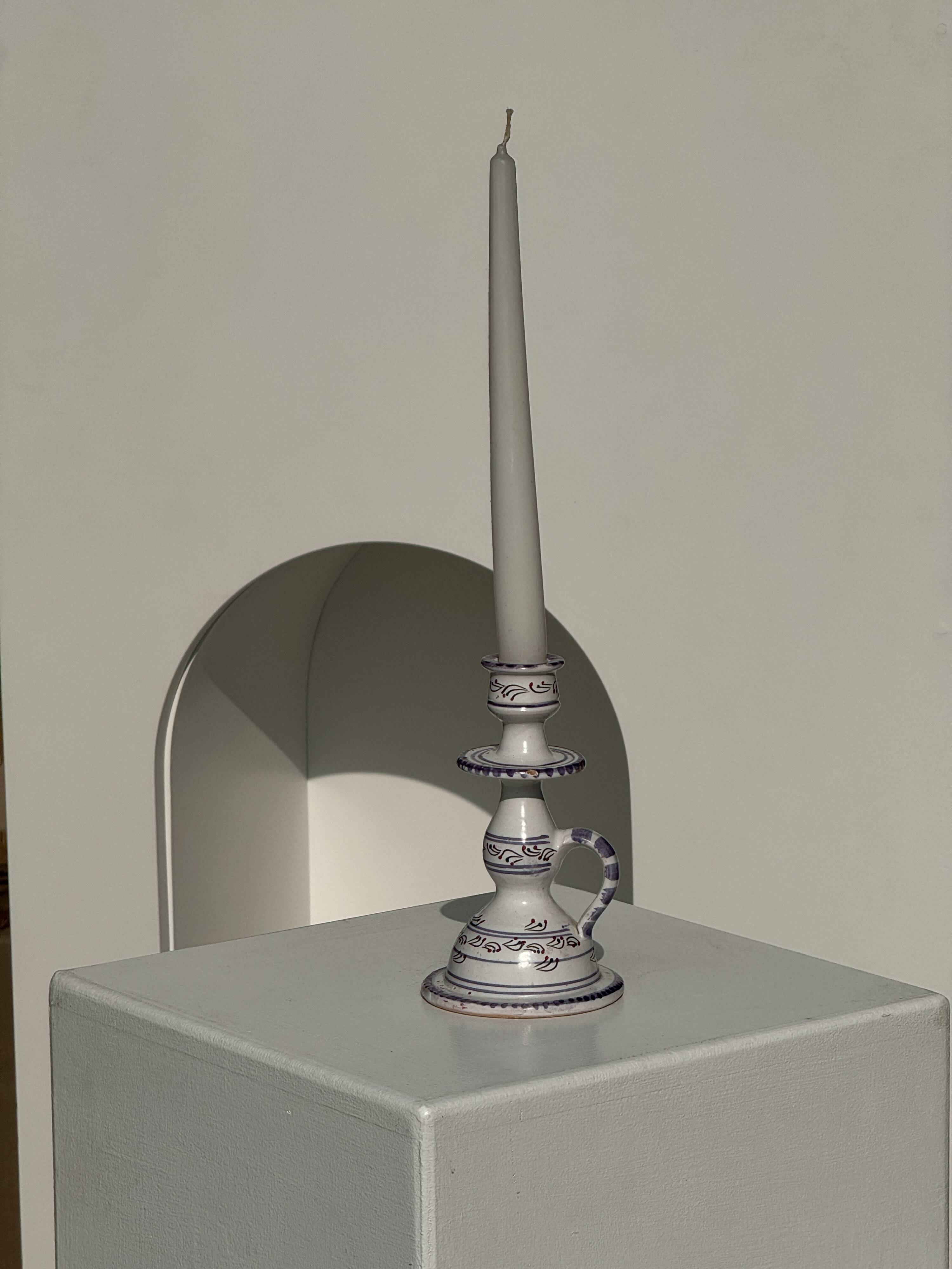 Bougeoir à main en faïence violet Moustiers H16
