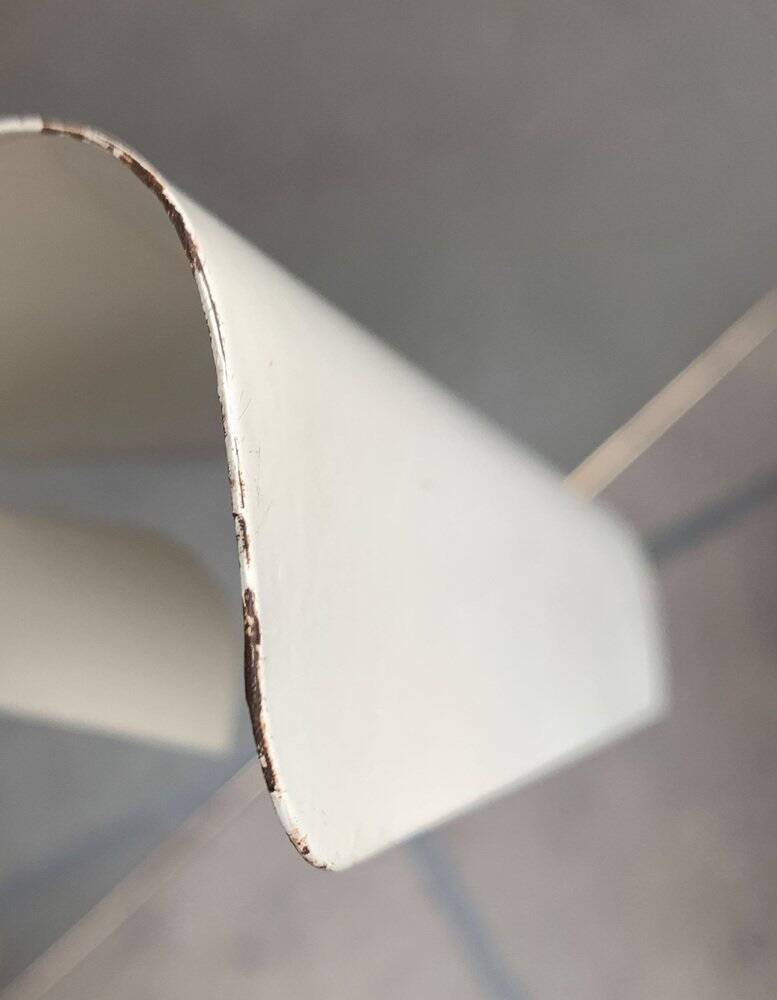 Lampe de table minimaliste en tole de l'ère spatiale italienne des années 60 par G. Grego.