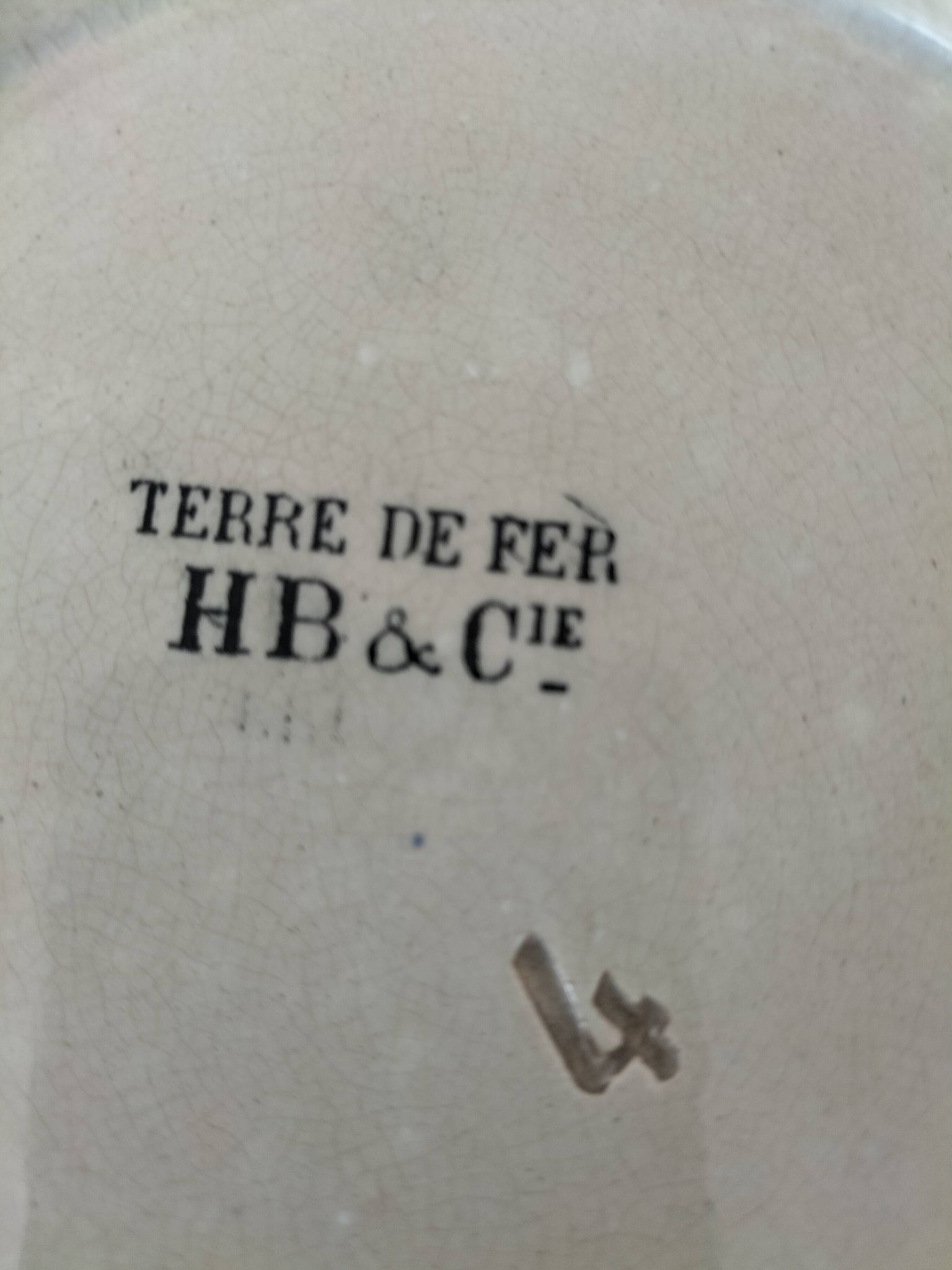 Plat régionaliste ancien HB & Cie terre de fer