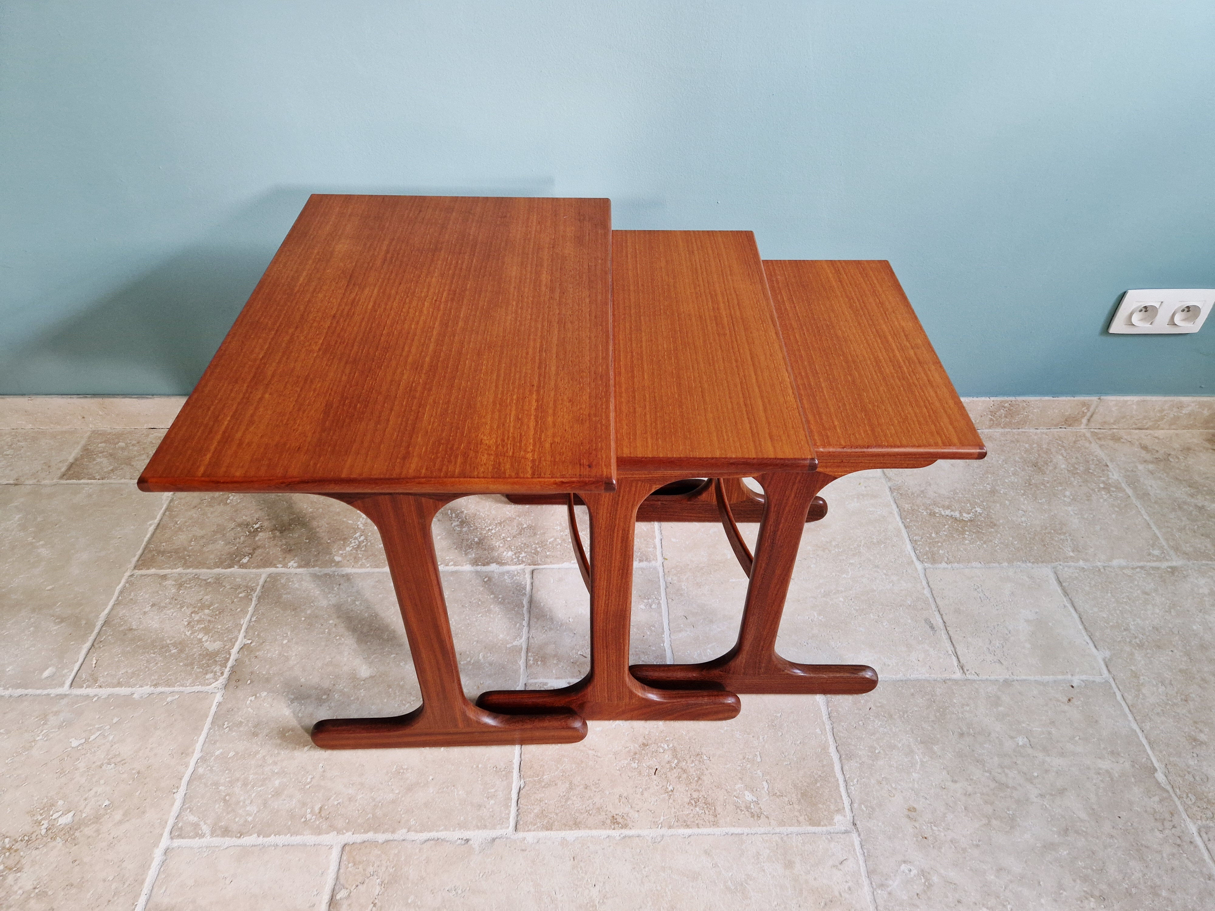 Ensemble de 3 tables gigognes en teck G-plan, années 1960