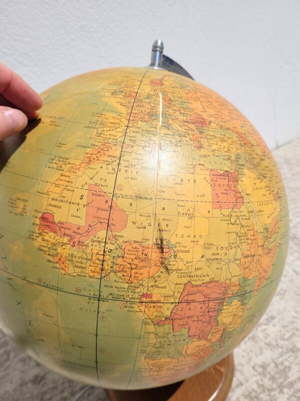 Grand globe terrestre vintage rétro-éclairé ou mappemonde