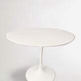White KNOLL SAARINEN table