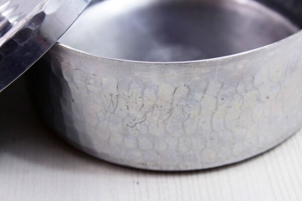 Boîte Maggi en métal martelé