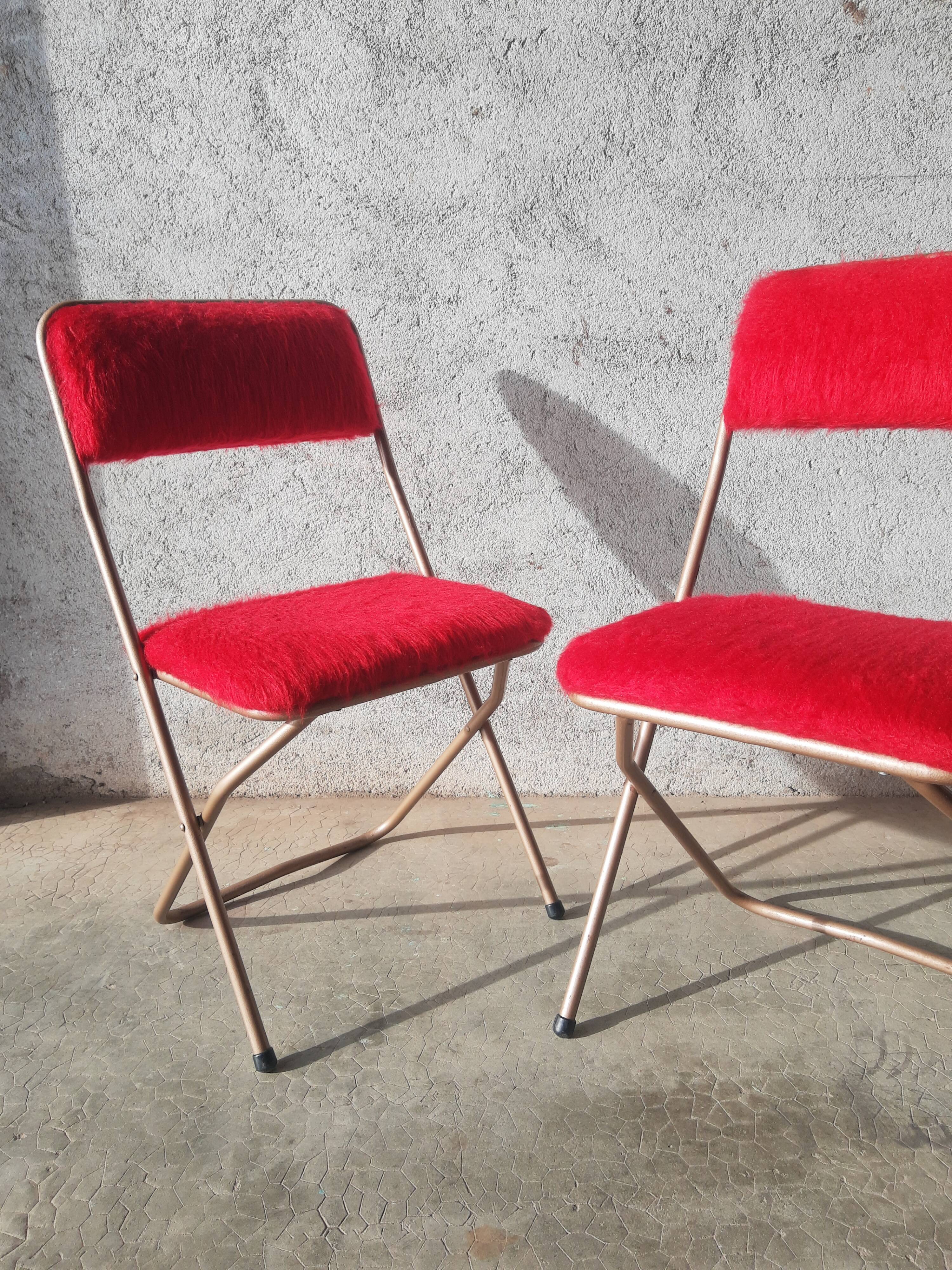 Pair of folding chairs in vintage red moumoute
