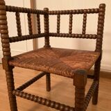 Chaise ancienne d'angle en bois de chêne, assise en cannage