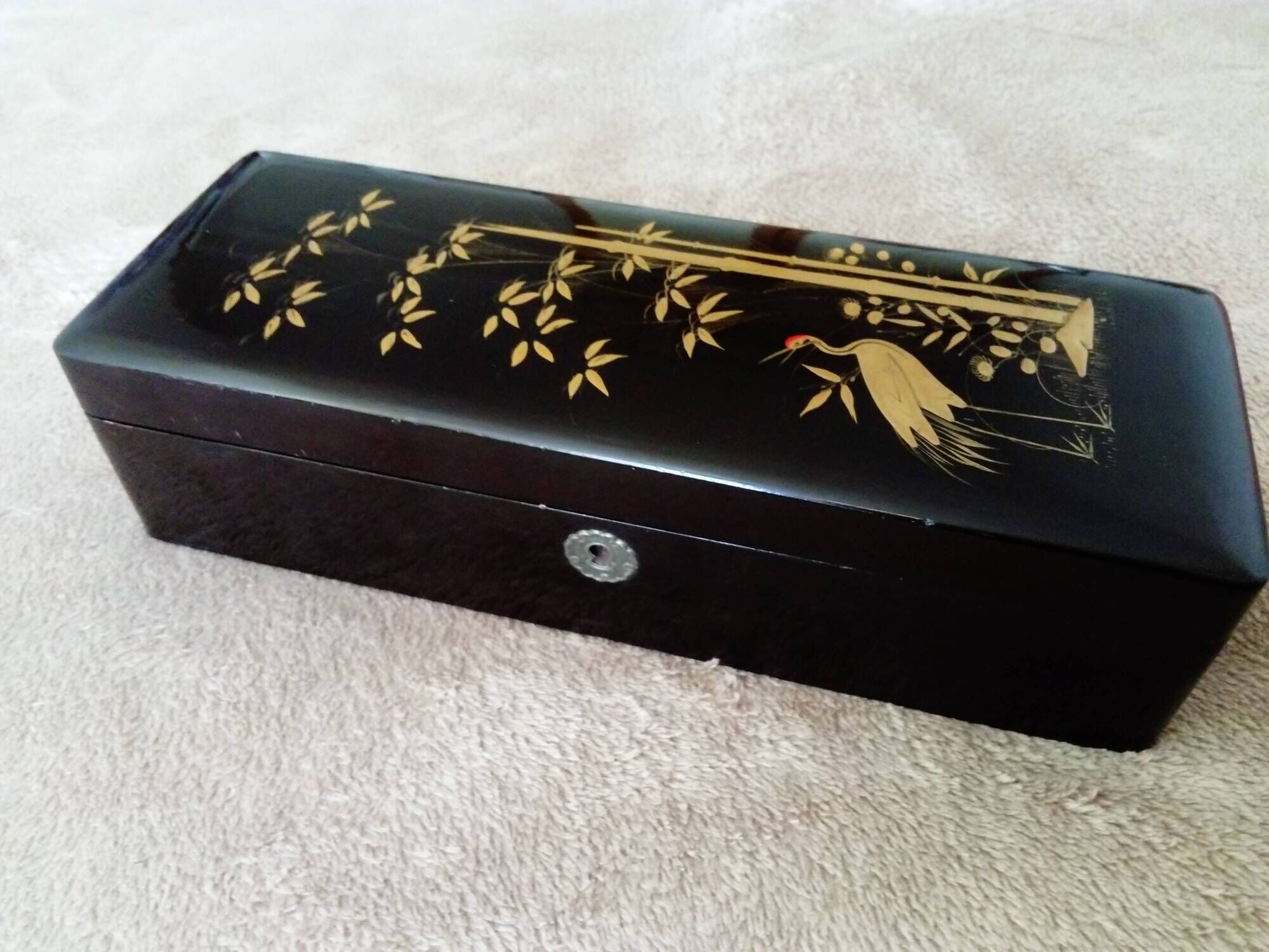 Glove box in lacquered wood decorated with a crane among bamboos. China, Japan?