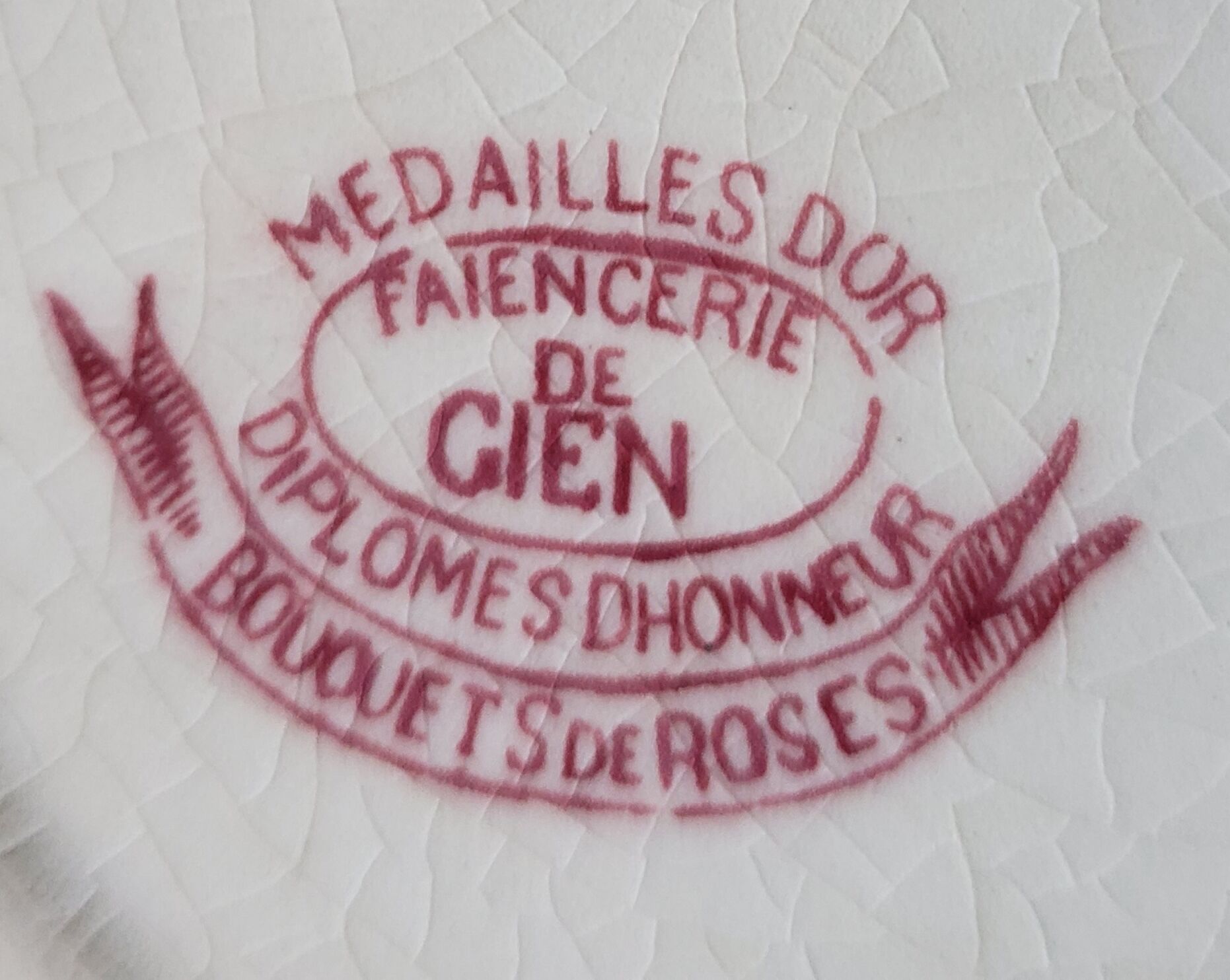 Gien ceramic flat plates. Collection "Bouquets de roses"
