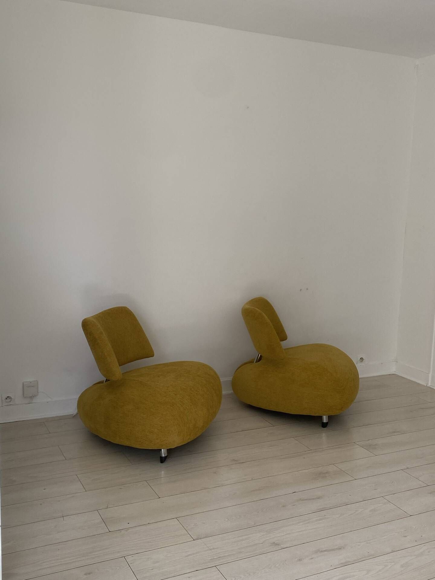 Lot 2 fauteuils Pallone Leolux par Roy de Scheemaker.