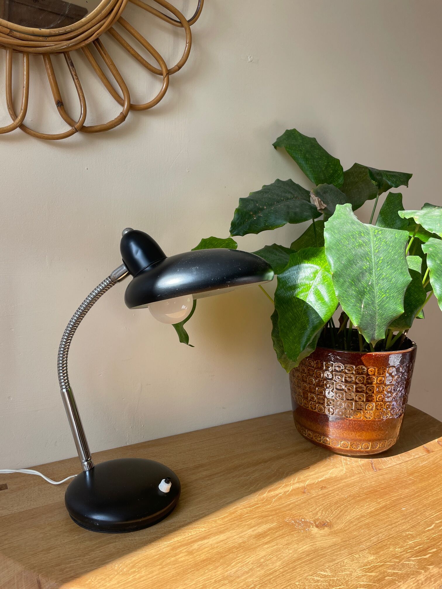 Black metal desk lamp