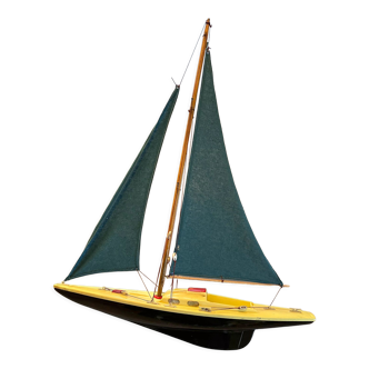 Voilier de bassin GS Giraus Sauveur, modèle F27, série VP 60 coque plastique noire et jaune