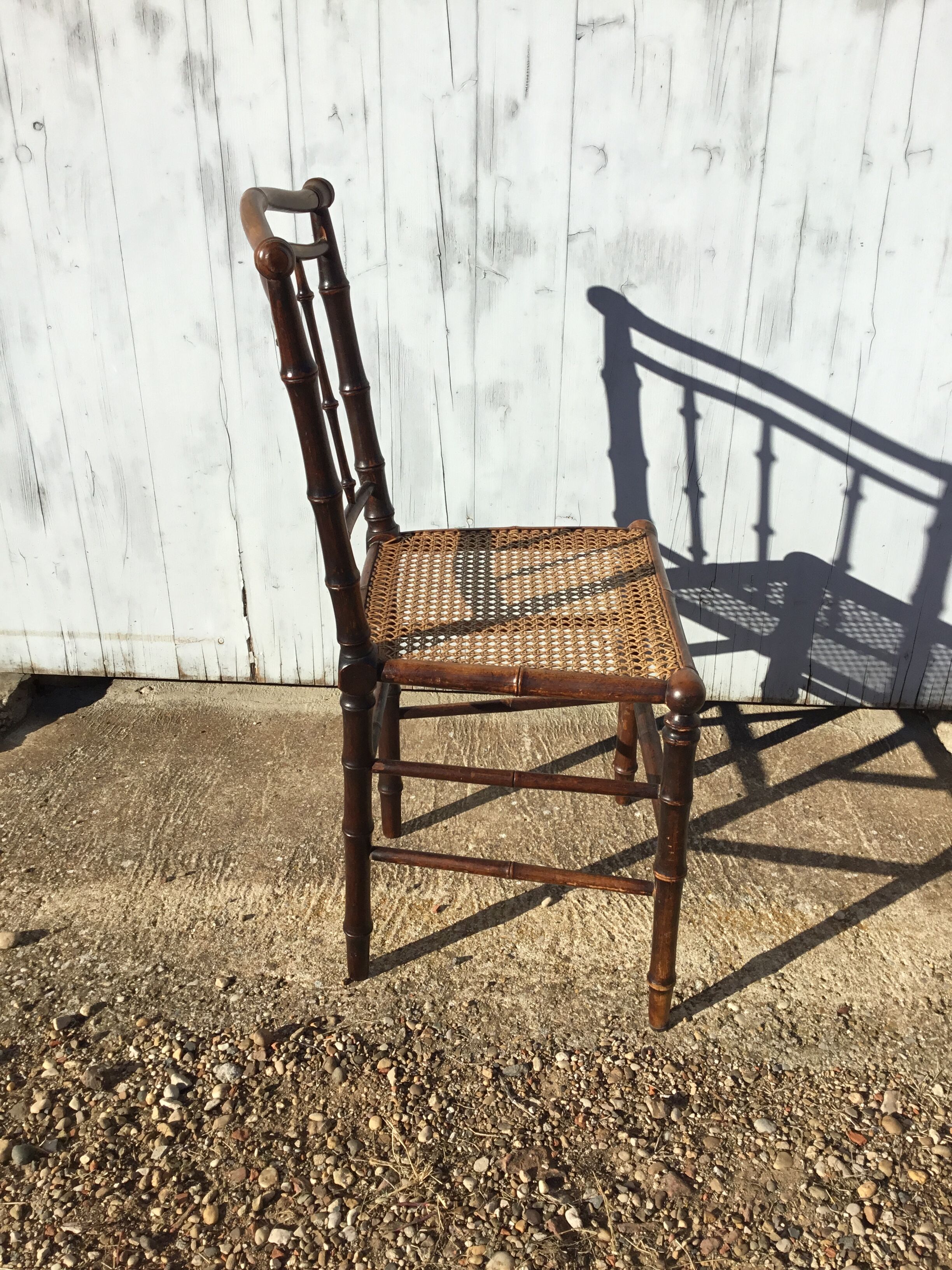 Chaise en bambou cannée