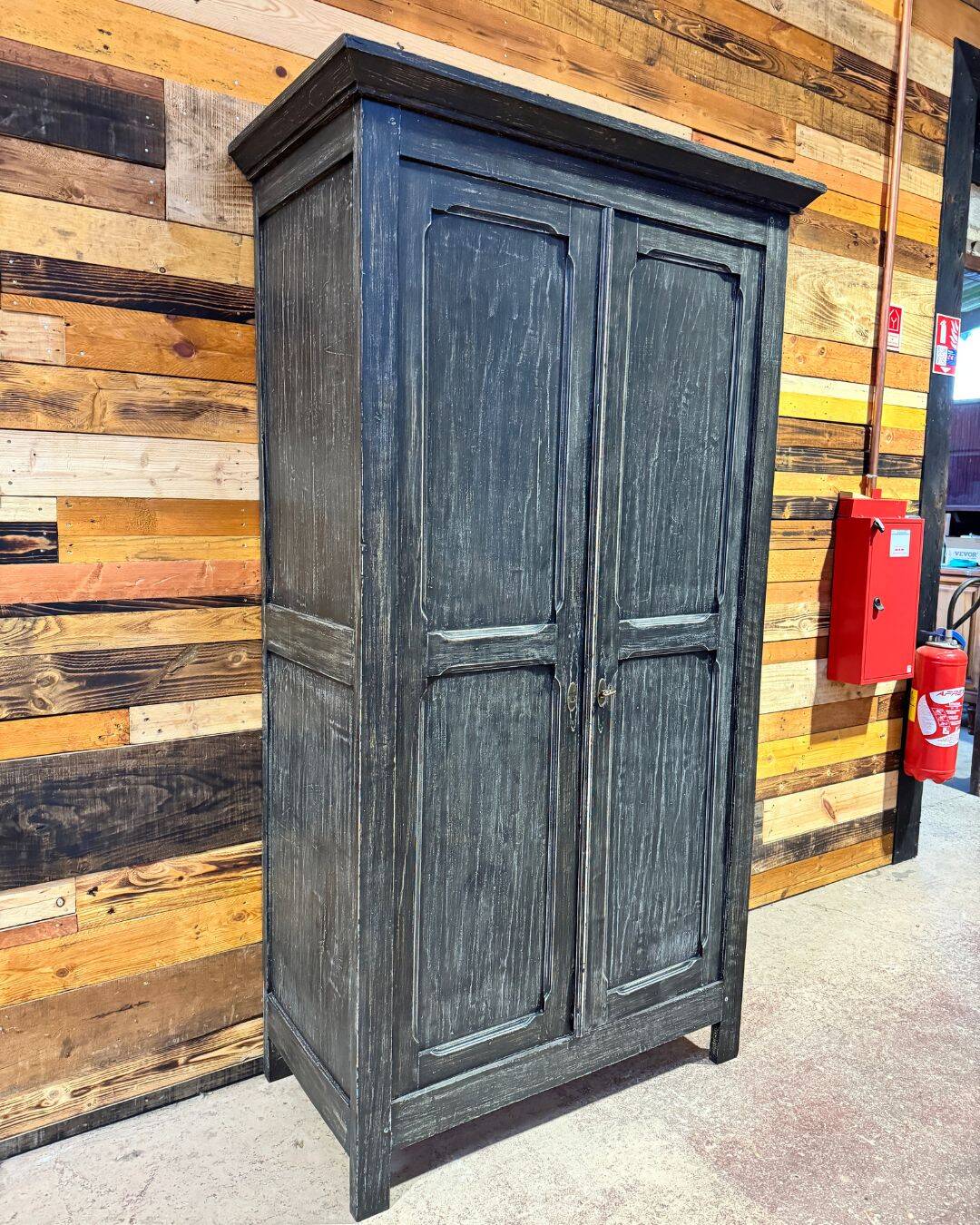 Ancienne armoire Parisienne relookée