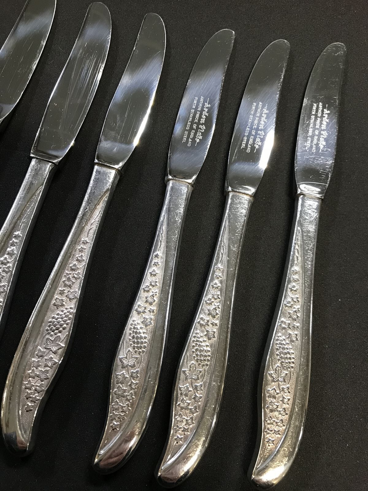 Box of 6 small English knives in silver metal