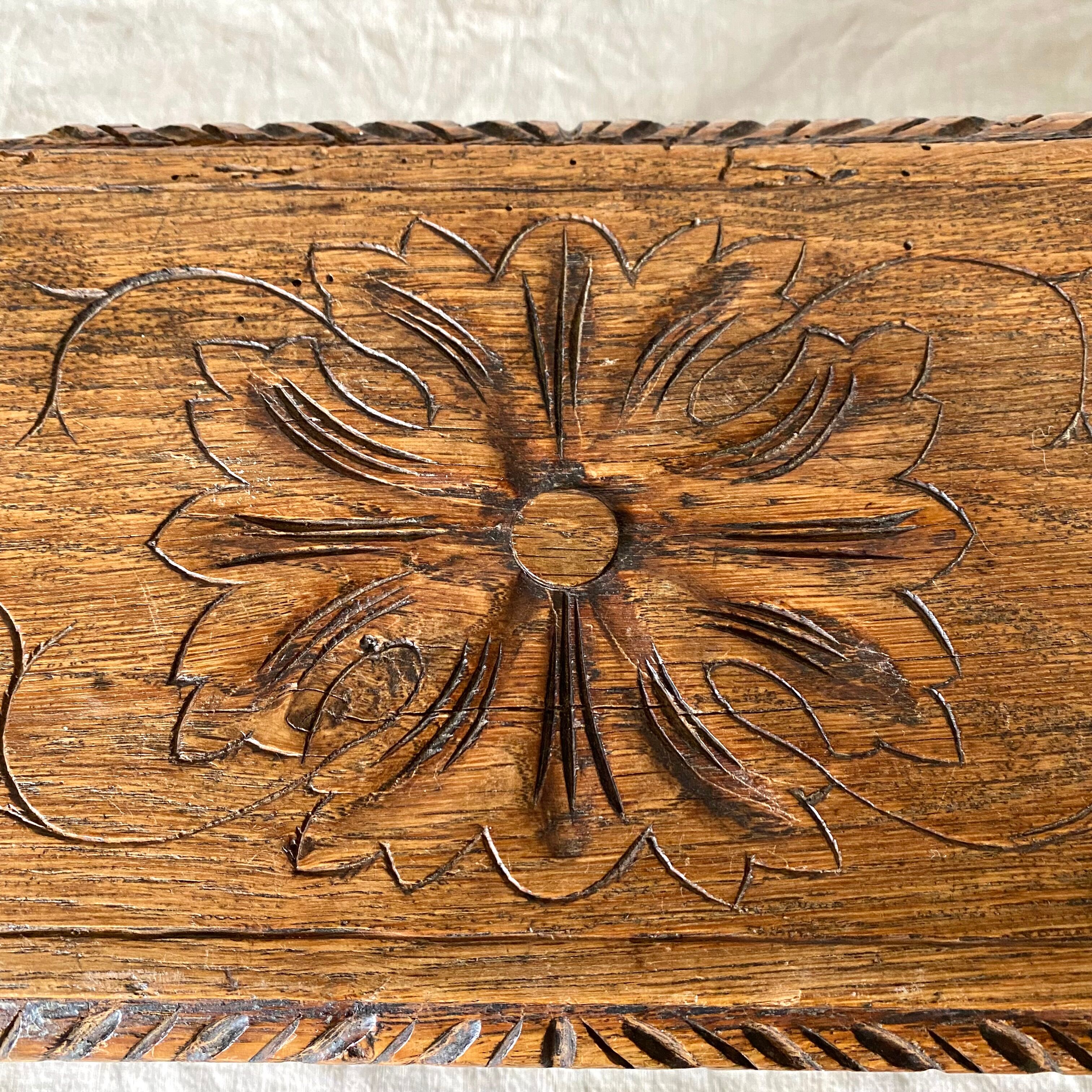 Tabouret bas en bois sculpté style Breton