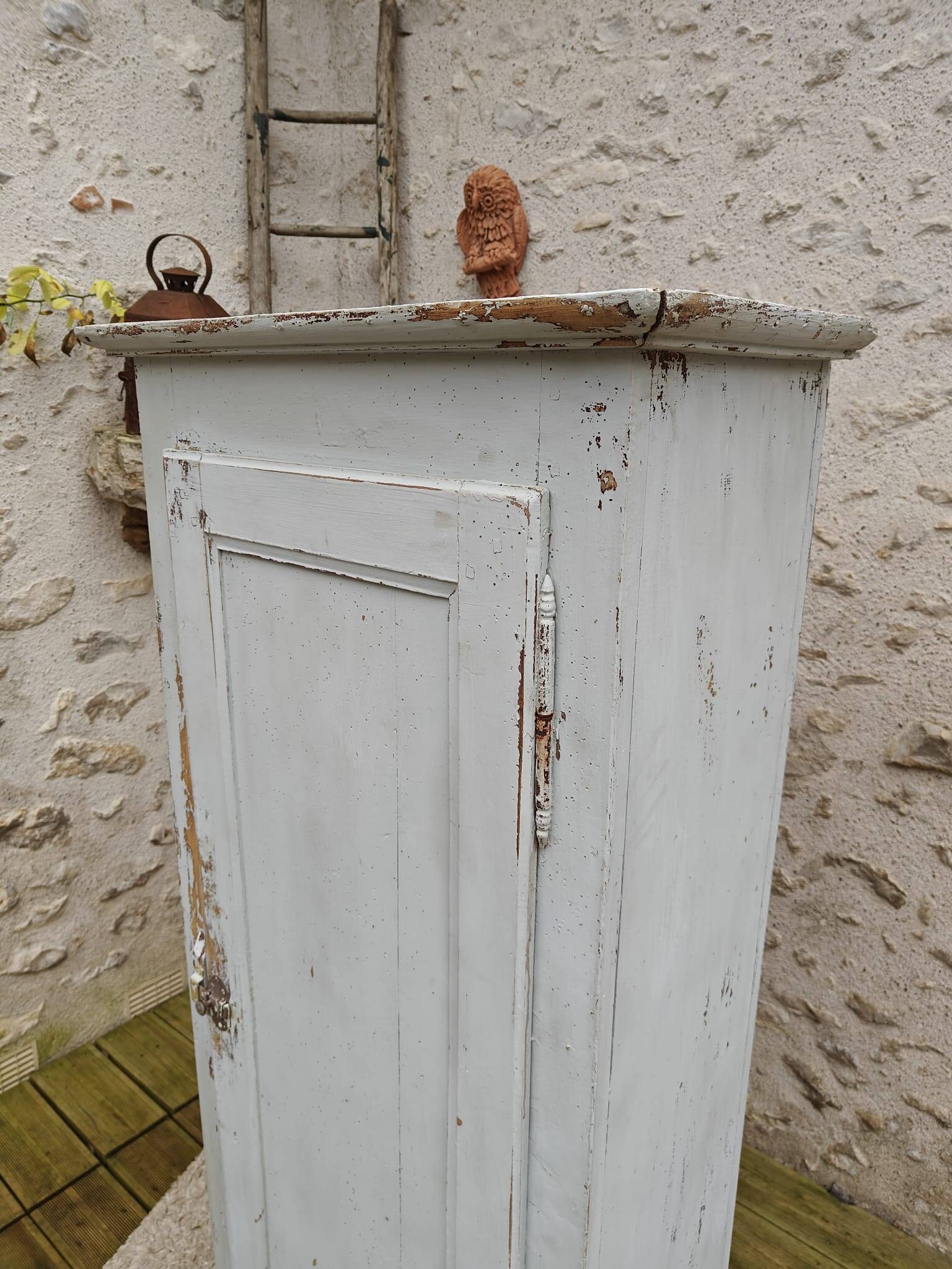 Old patinated bonnet maker