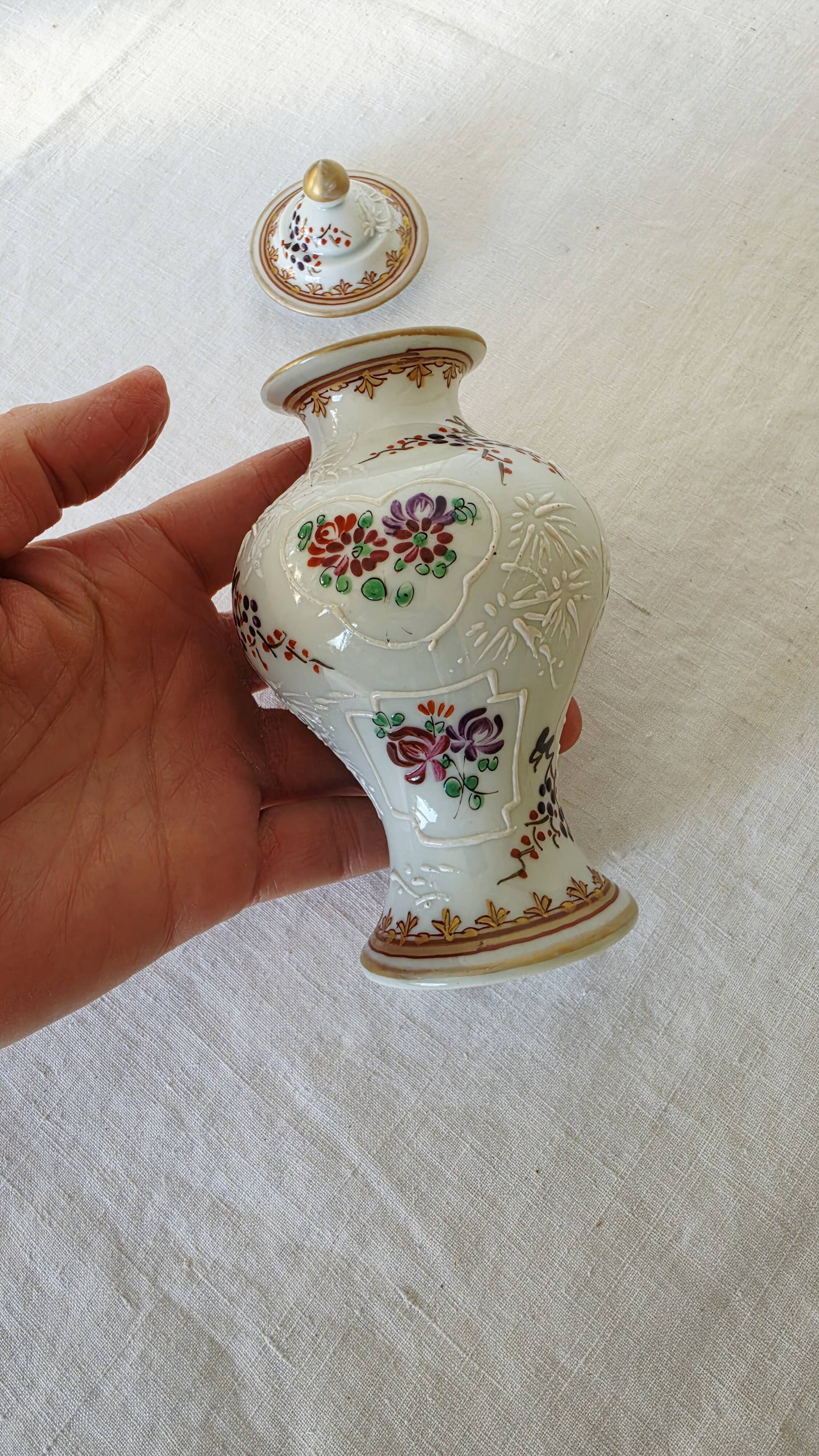 Small porcelain pot hand-painted by Samson Paris, Compagnie d style.