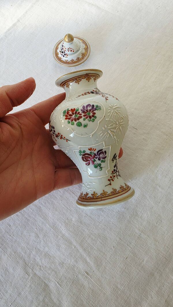 Petit pot en porcelaine peint à la main par Samson Paris, style Compagnie d