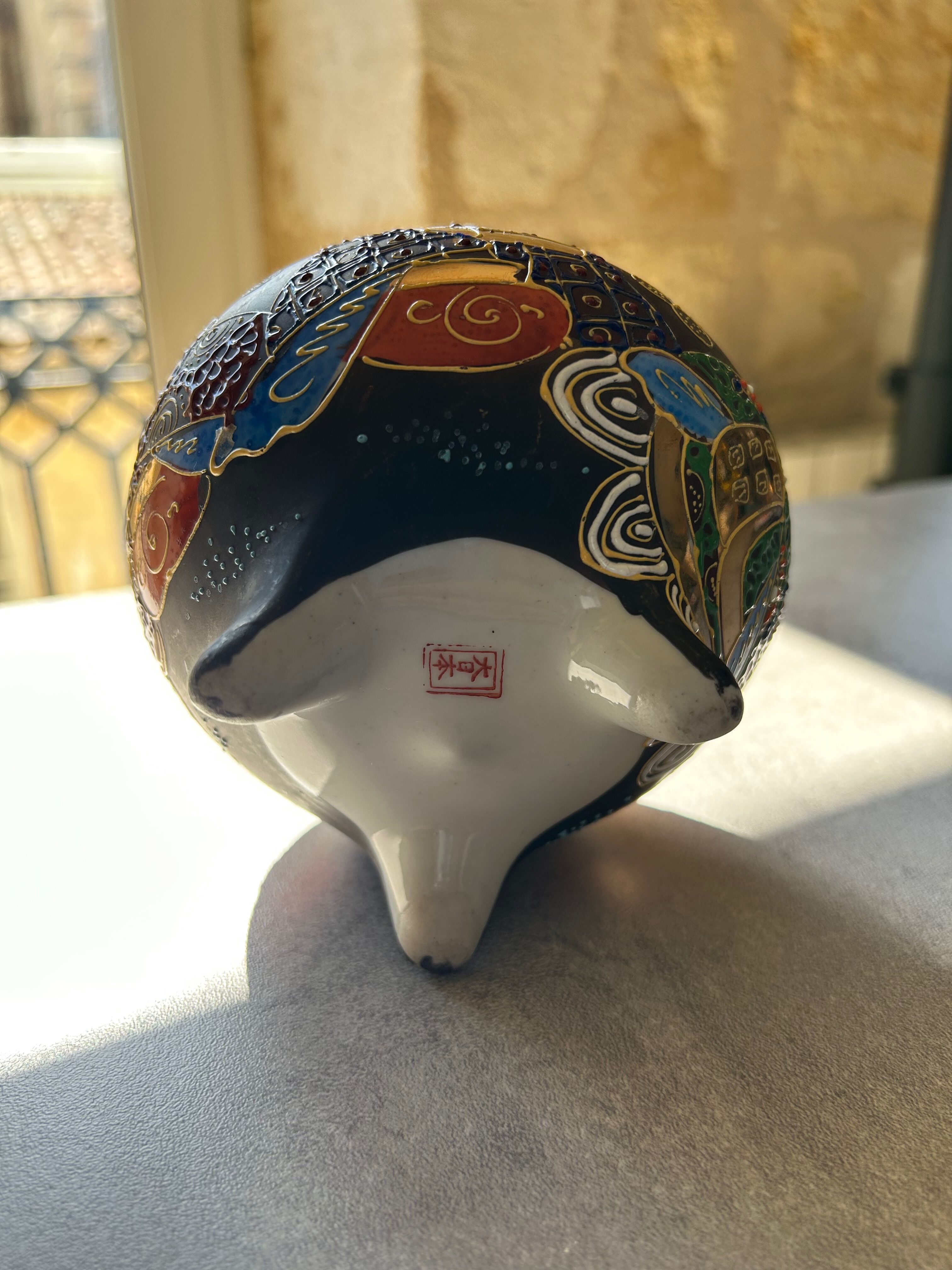 Empty pocket, burns Japanese incense Satsuma