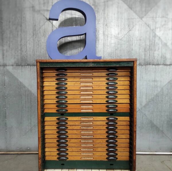 Meuble à caractères d'imprimerie vintage   Rangement industriel   Lettres en plomb originales
