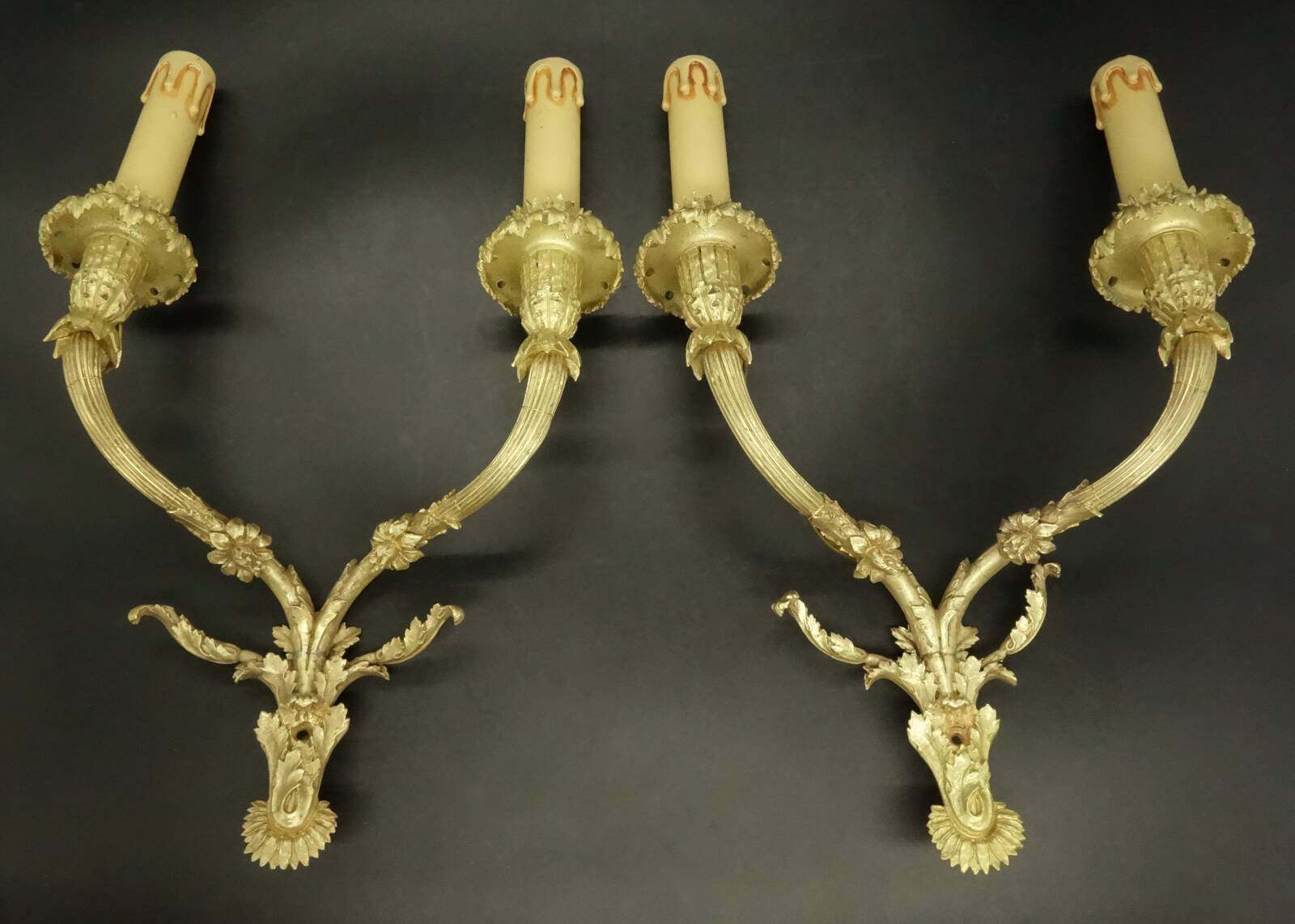 Large pair of Louis XVI style wall sconces from the 19th century - gilded bronze.