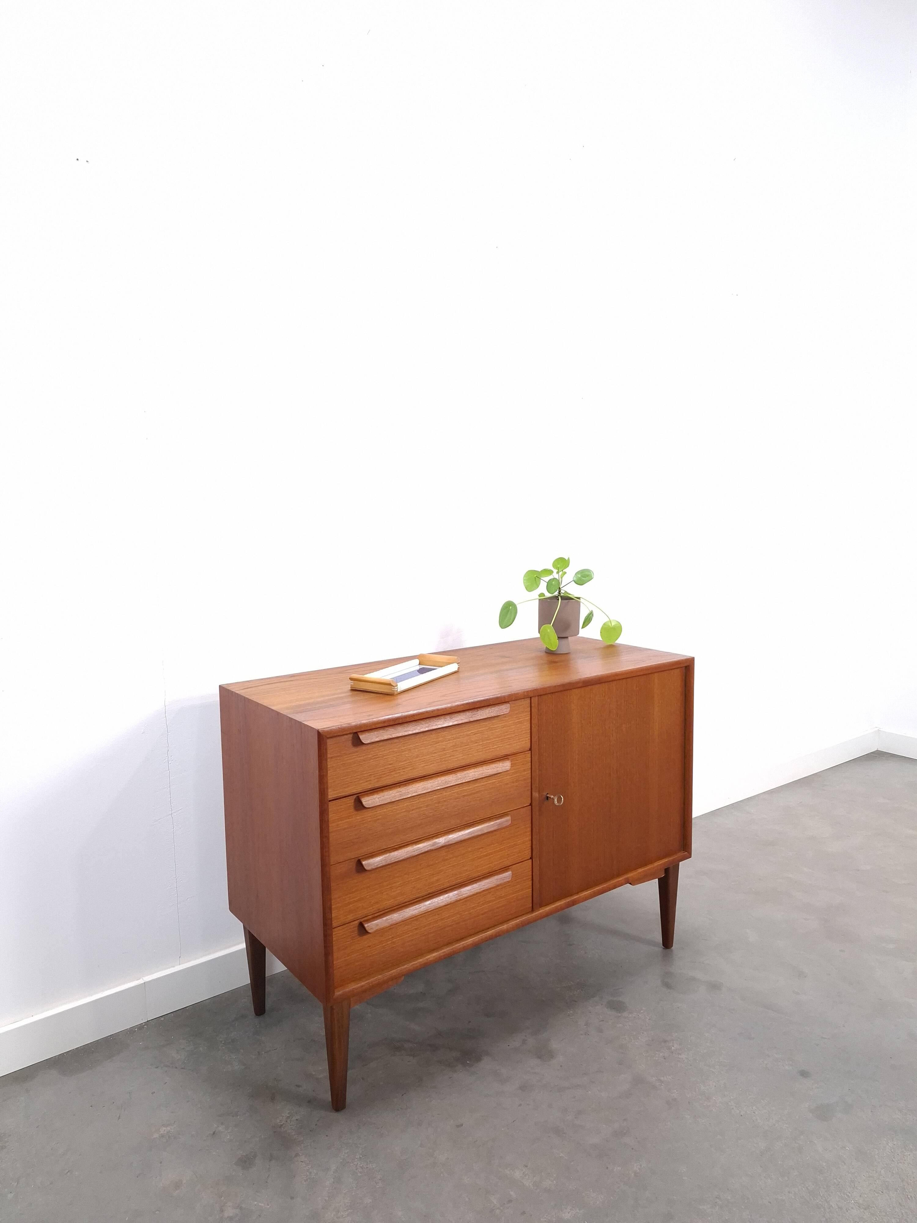Teak sideboard met 4 lades en houten grepen, Bornhold